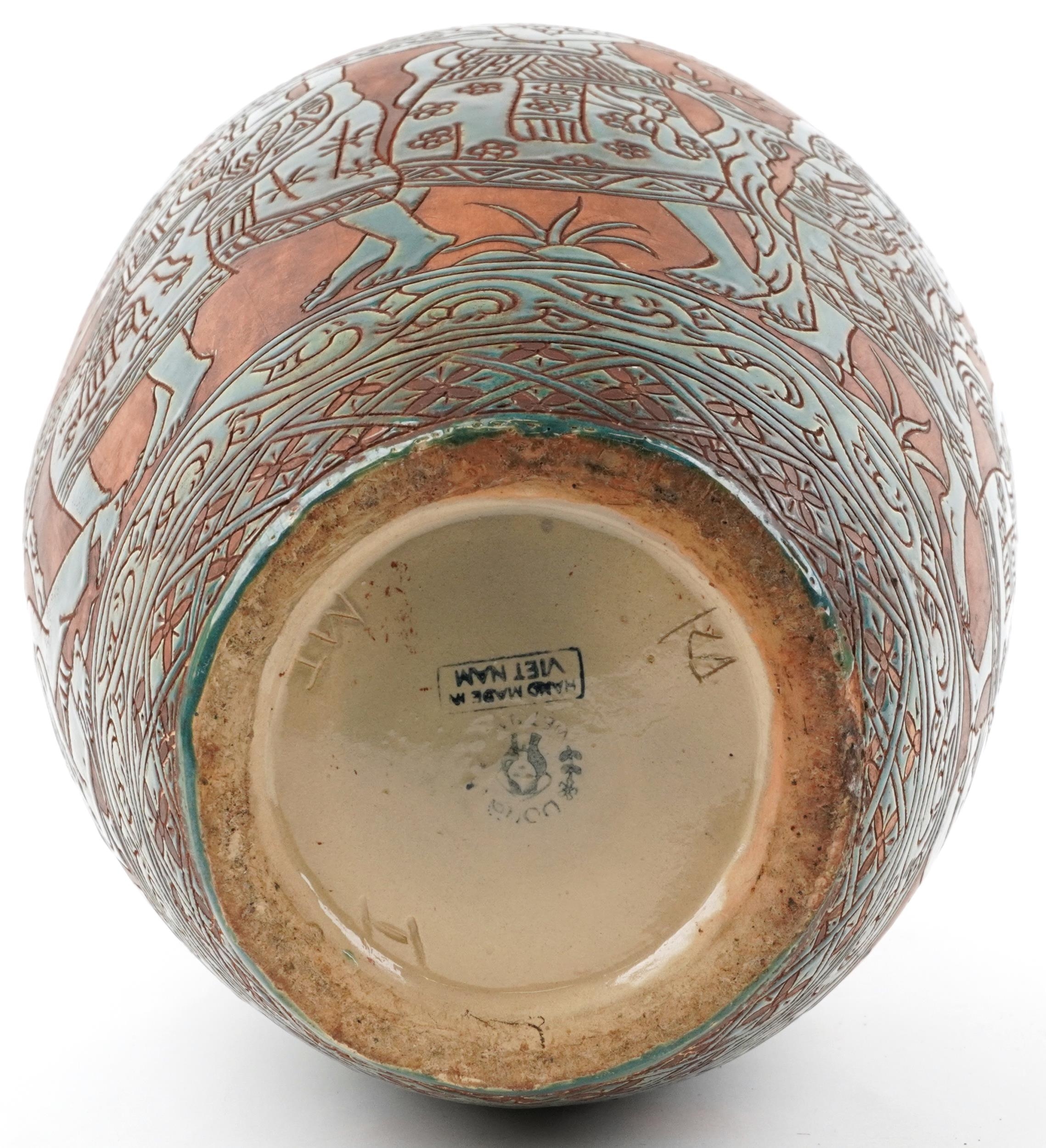 Large mid century Vietnamese four handled vessel incised and hand painted with a continuous band - Bild 6 aus 7