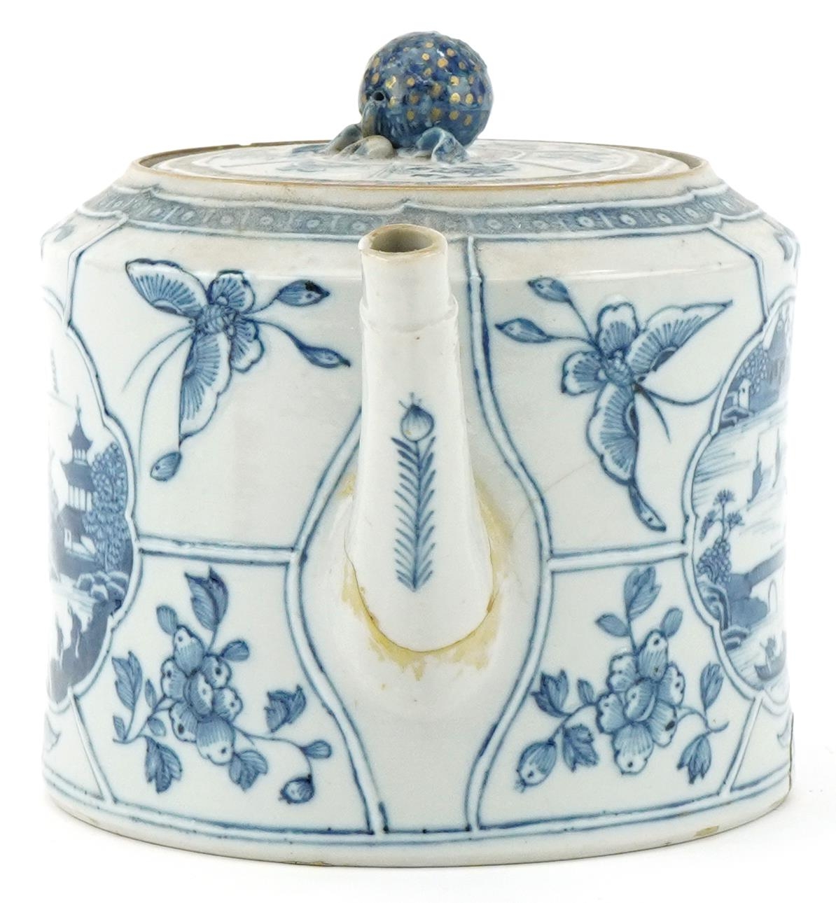 18th century Chinese porcelain teapot hand painted in the Willow pattern, 14cm high - Image 5 of 7