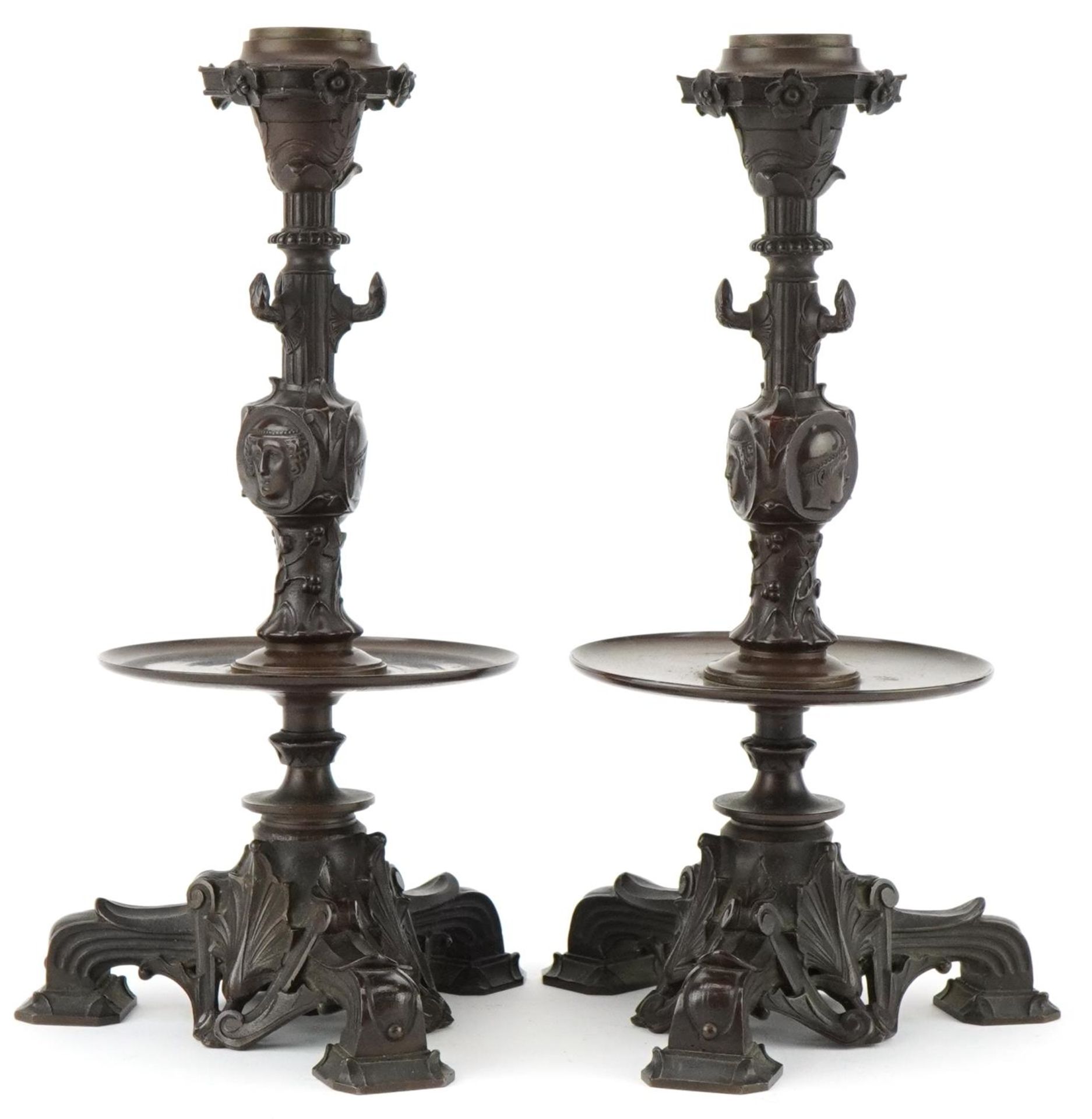 Pair of Victorian Neo-Classical bronze candlesticks decorated with portraits and flowers, 23cm high - Bild 3 aus 5