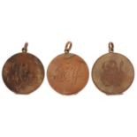 Three Edwardian yellow metal lockets, each engraved December 25th 1904, each 2.8cm in diameter,