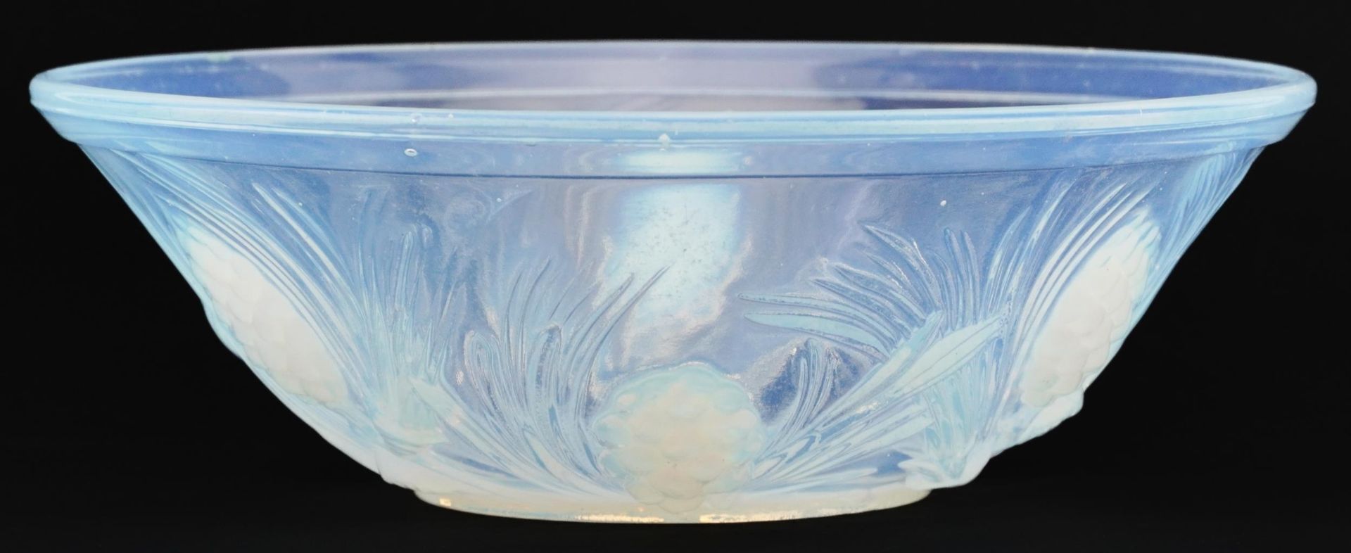 Jobling, Art Deco opalescent glass bowl moulded in relief with fir cones, 21.5cm in diameter - Bild 3 aus 3