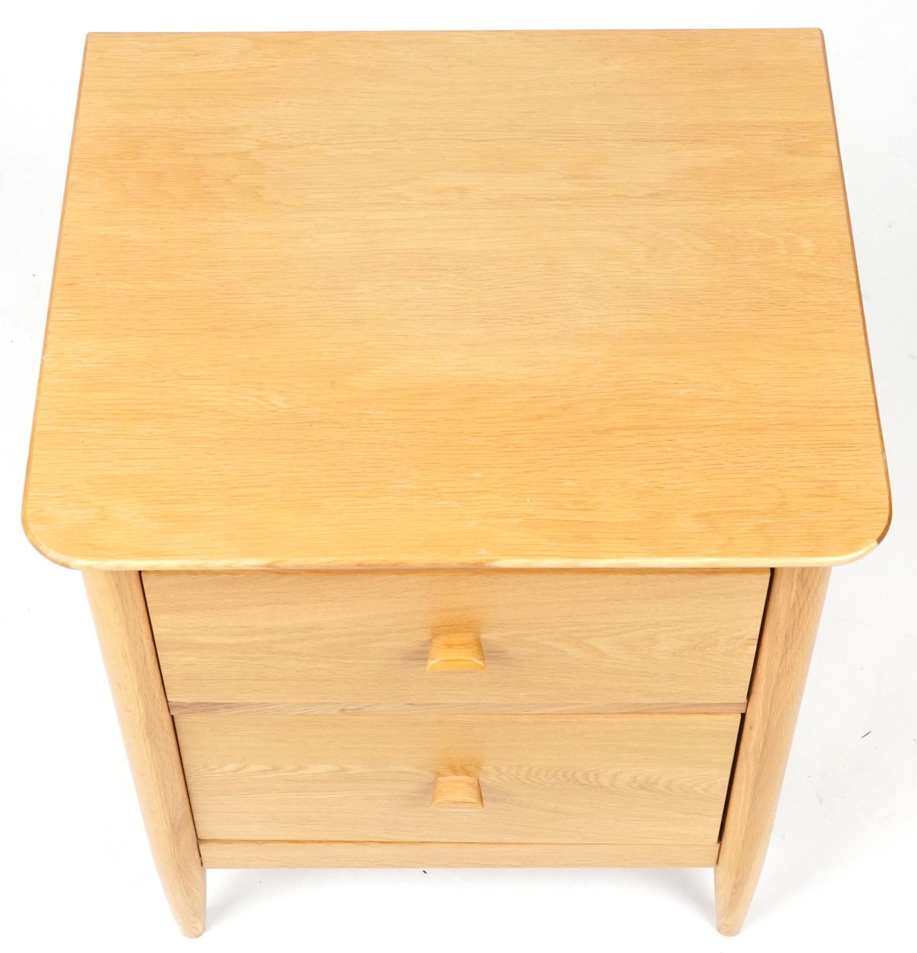Ercol Teramo contemporary light oak two drawer bedside chest, 60cm H x 53cm W x 47cm D - Bild 3 aus 6