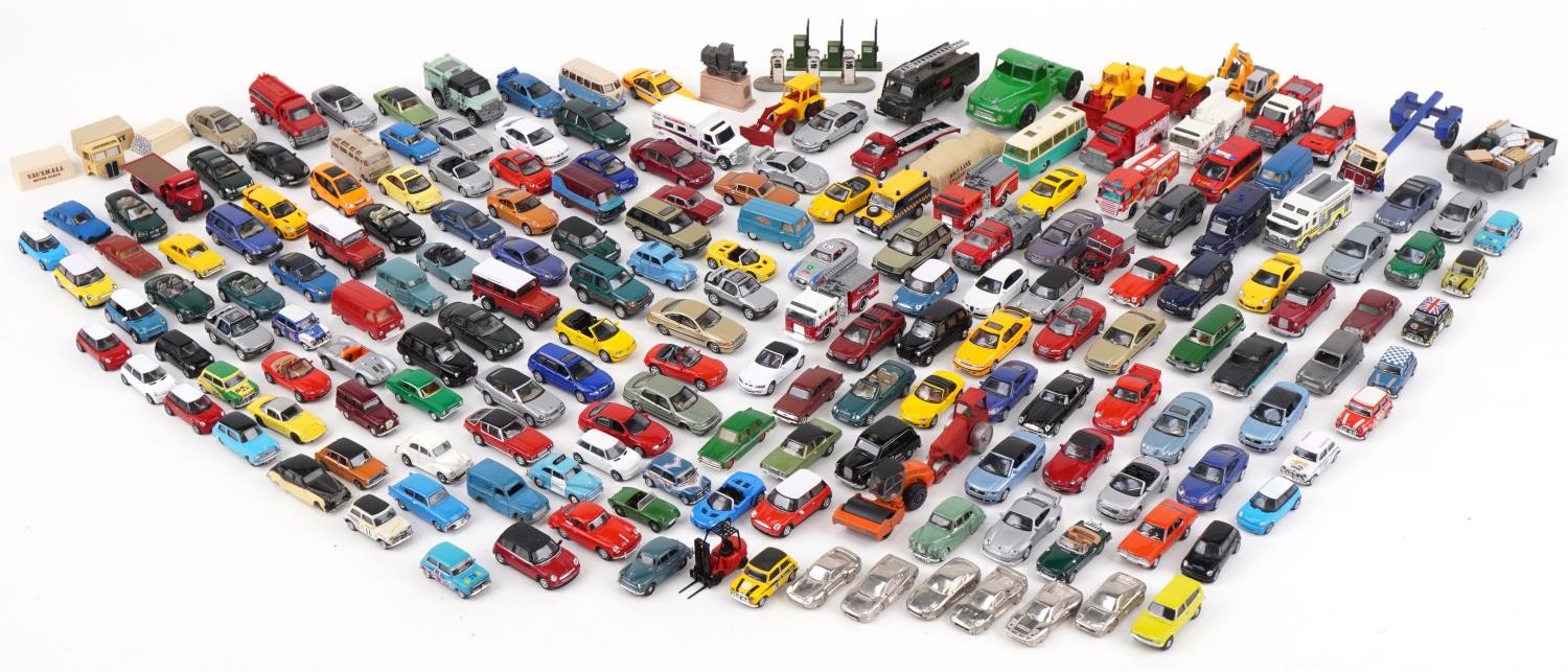 Large collection of vintage and later diecast vehicles including Corgi, Matchbox and Hot Wheels