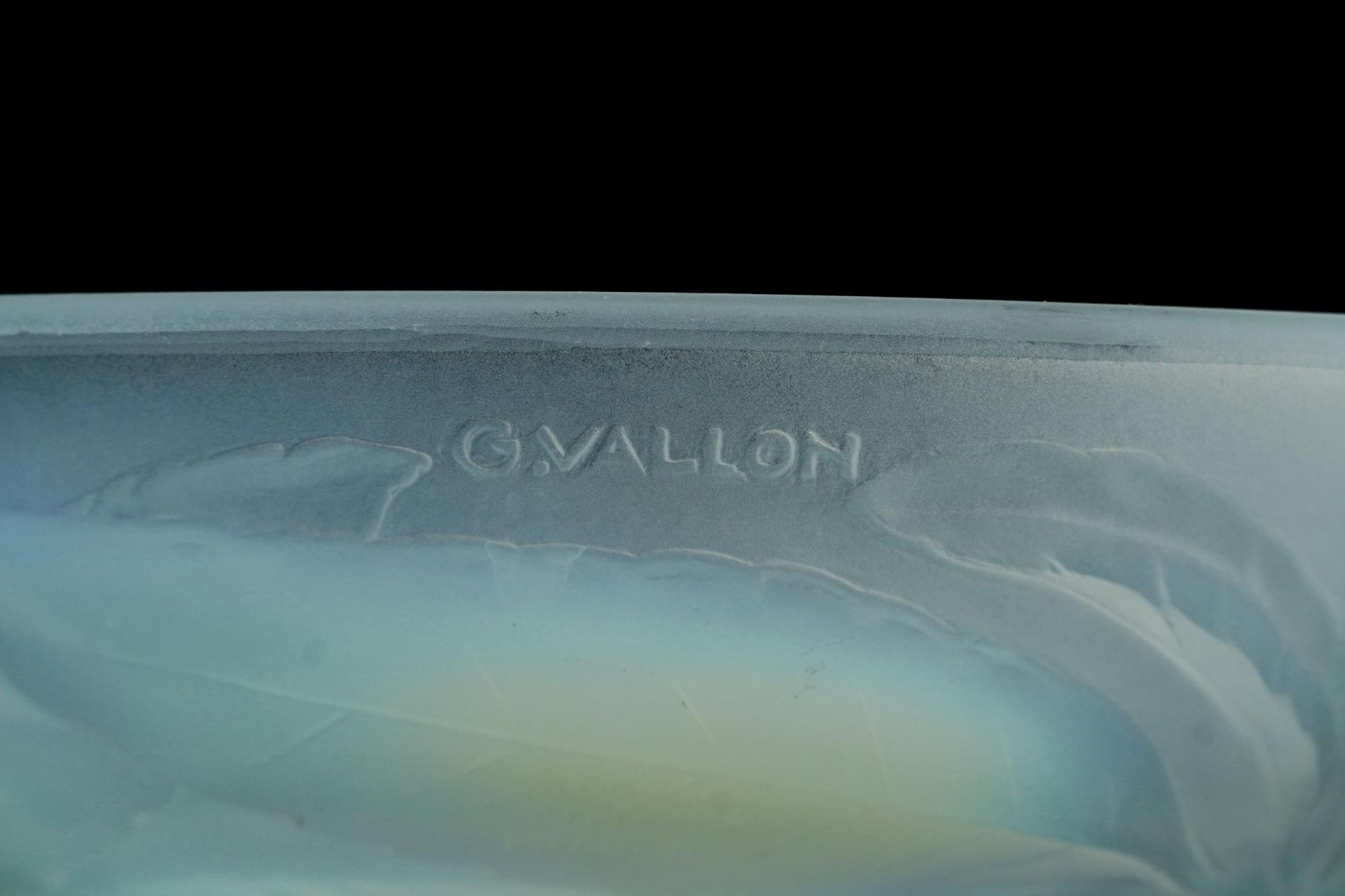 Lalique frosted leaf design dish, etched mark to the reverse, opalescent bowl with cherries and a - Bild 7 aus 7