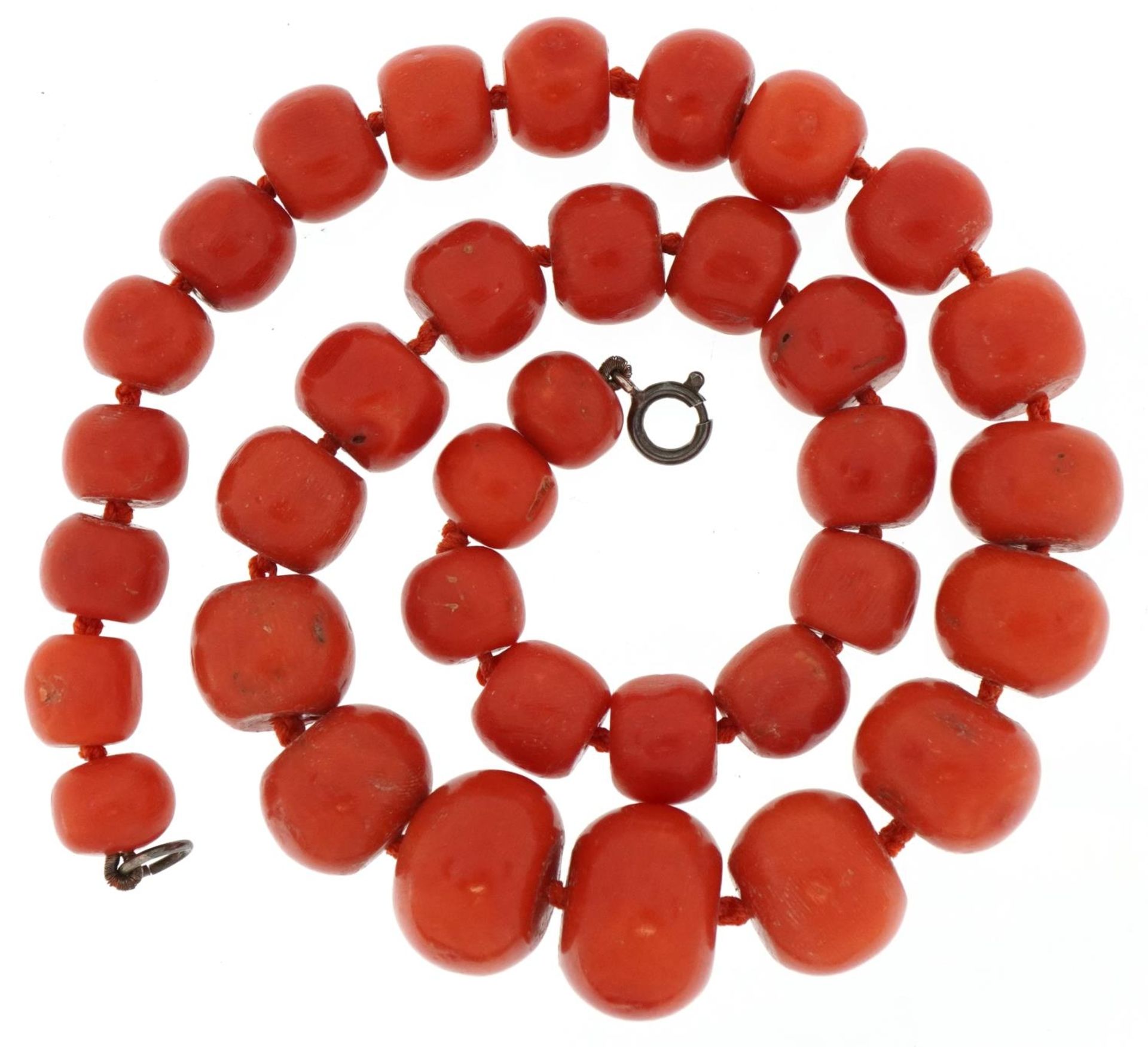 Graduated pink coral graduated bead necklace, 40cm in length, 77.5g - Image 2 of 2