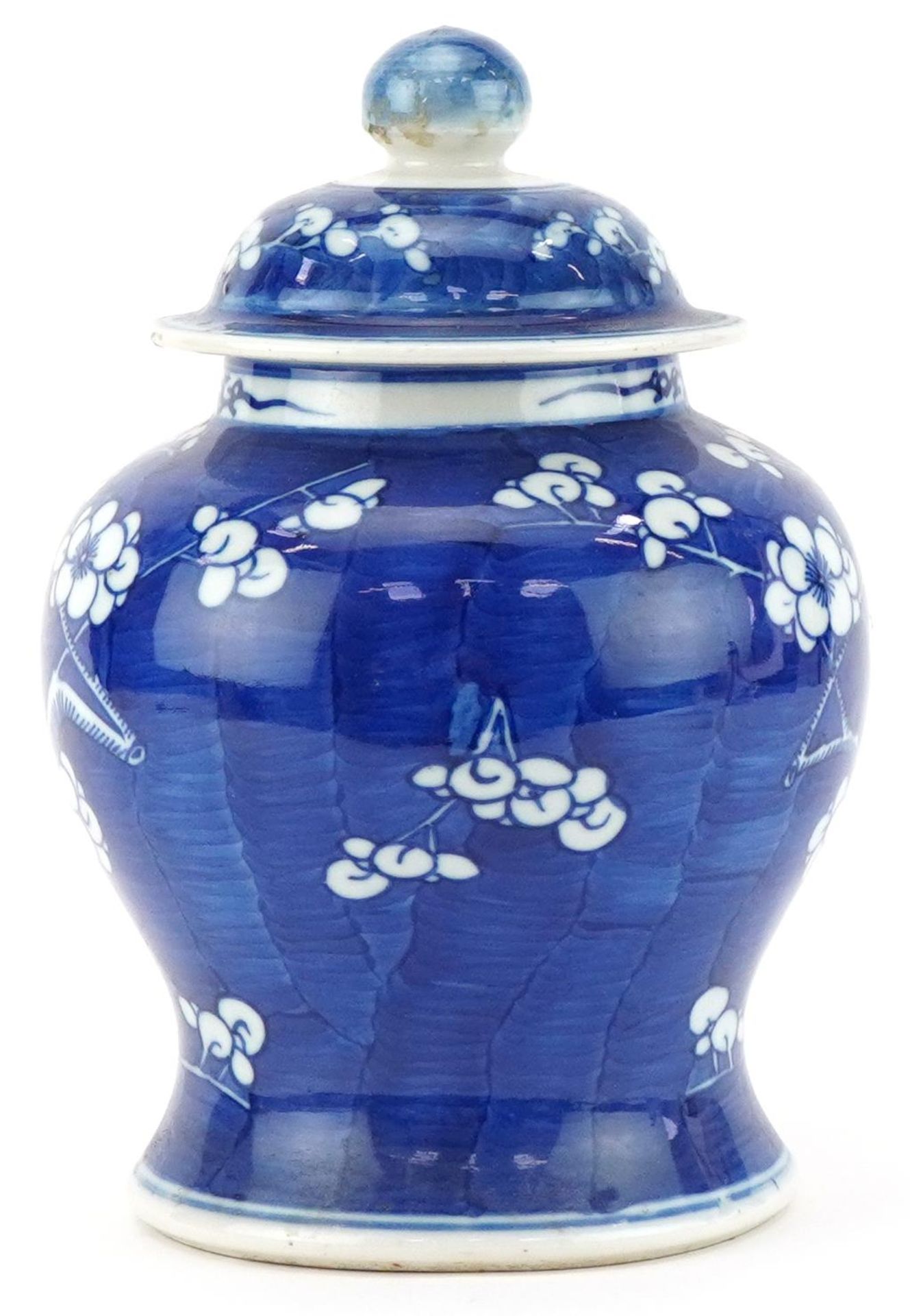 Chinese hand painted blue and white prunus ginger jar and cover, character mark to the base, 22cm - Bild 4 aus 7