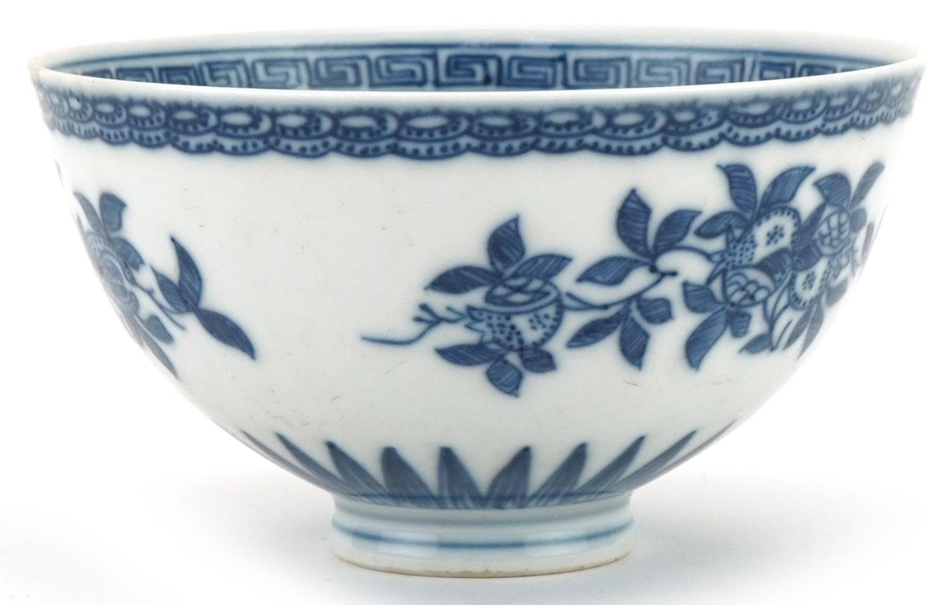 Chinese blue and white porcelain footed bowl hand painted with flowers, 10.5cm in diameter - Bild 2 aus 6