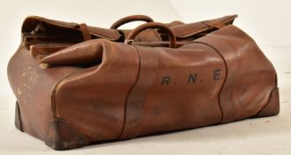 VICTORIAN 19TH CENTURY OVERSIZED GLADSTONE LEATHER BAG