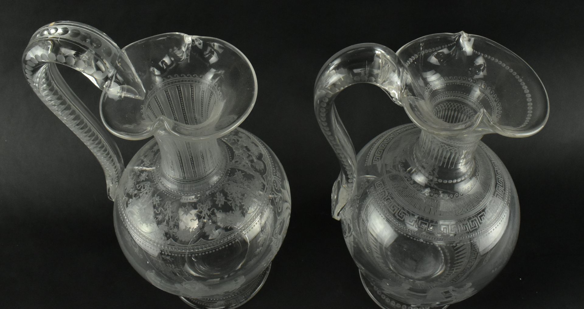 PAIR OF VICTORIAN CIRCA 1860 ENGRAVED GLASS EWERS - Bild 3 aus 8