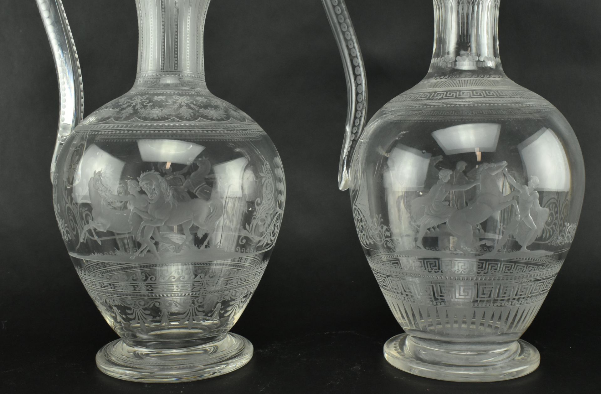 PAIR OF VICTORIAN CIRCA 1860 ENGRAVED GLASS EWERS - Bild 6 aus 8