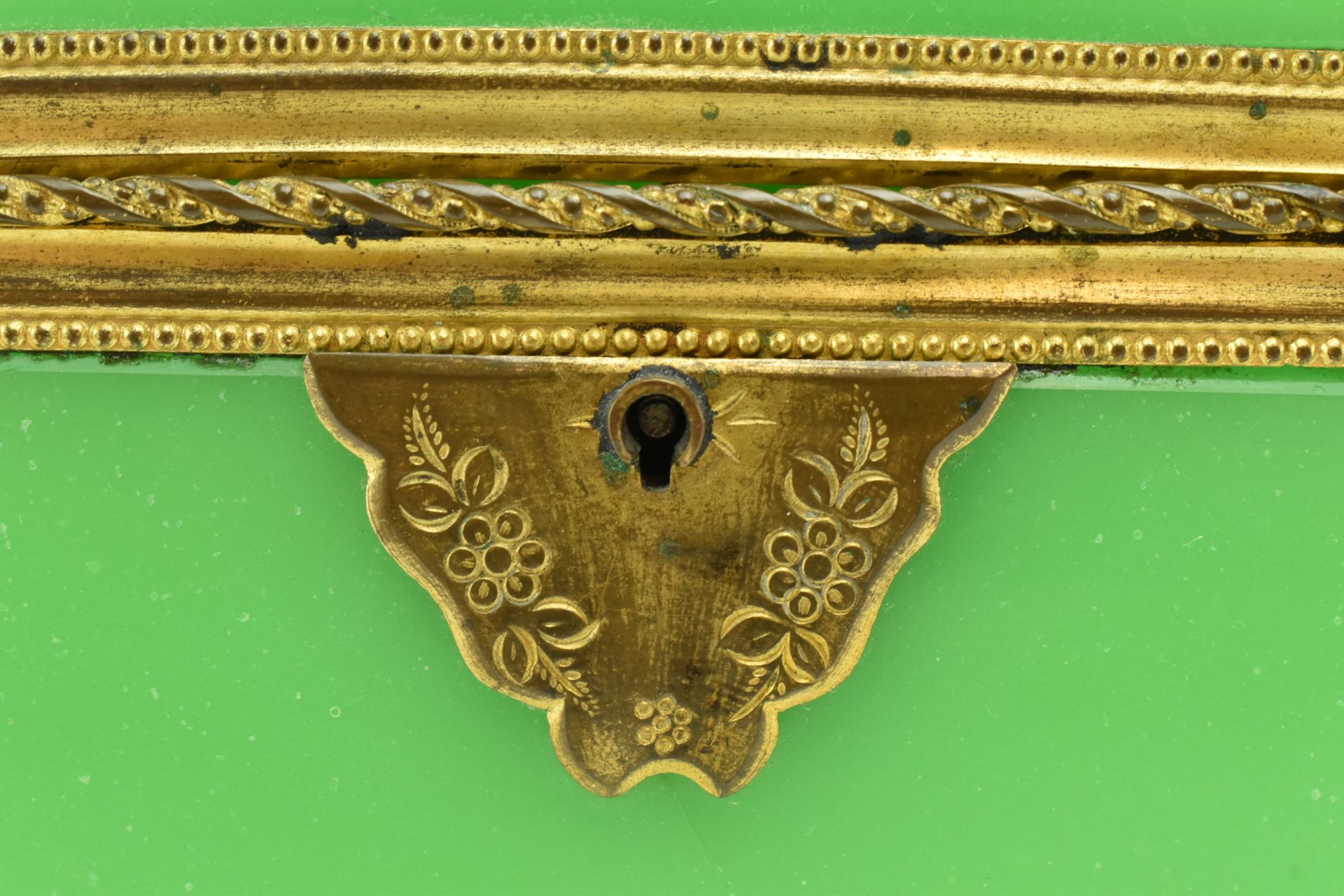 19TH CENTURY OPALINE GREEN URANIUM GLASS TEA CADDY - Image 6 of 9