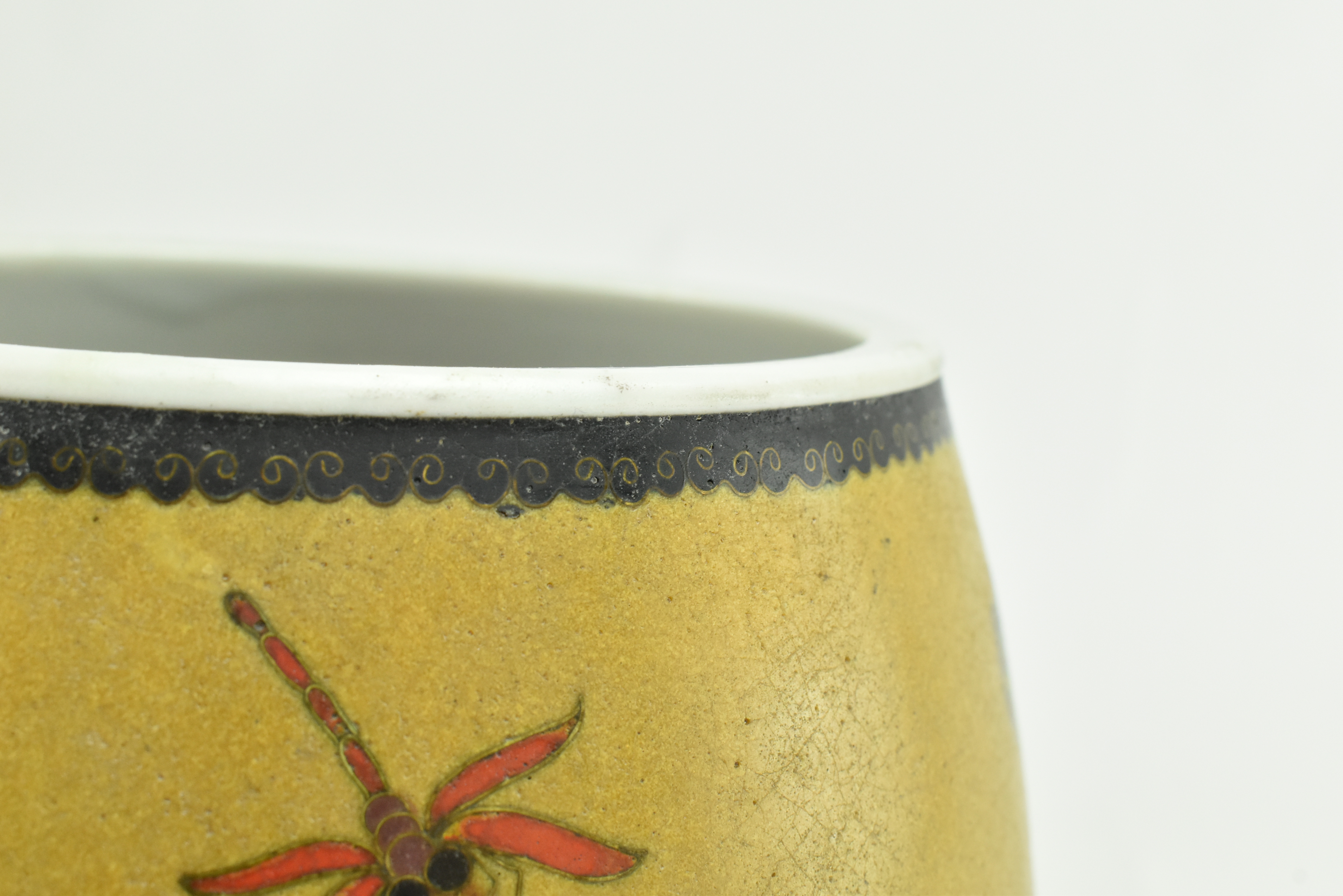 JAPANESE LATE 19TH CENTURY CHAMPLEVE CERAMIC BARREL VASE - Image 4 of 8