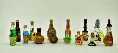 LARGE COLLECTION OF MINIATURE BOTTLES OF SPIRITS & LIQUEURS