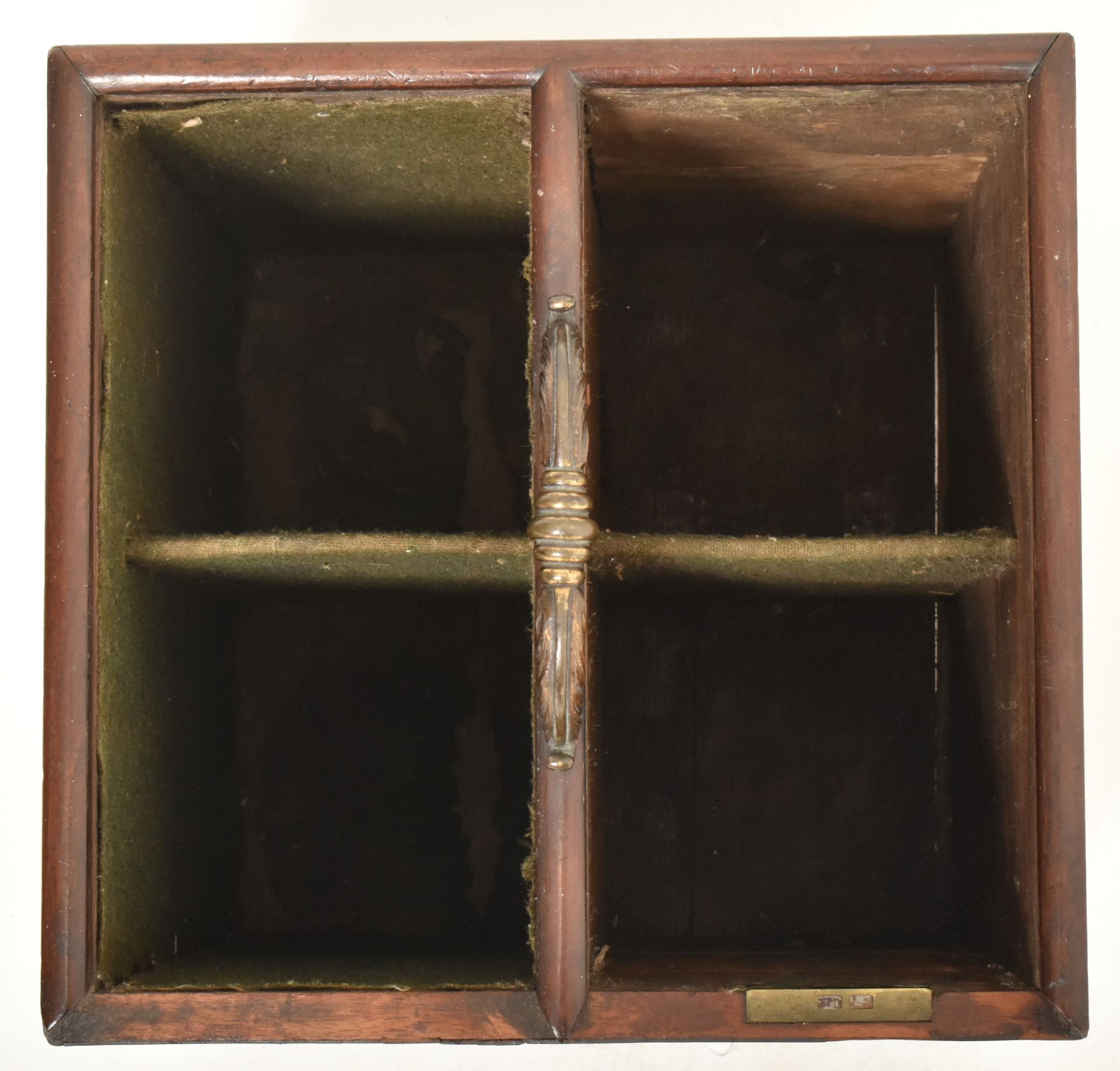 19TH CENTURY GEORGE III MAHOGANY CAMPAIGN DECANTER BOX - Bild 4 aus 9