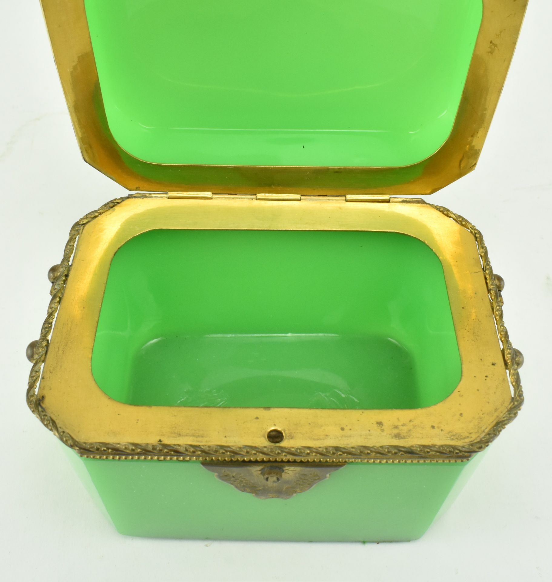19TH CENTURY OPALINE GREEN URANIUM GLASS TEA CADDY - Image 5 of 9