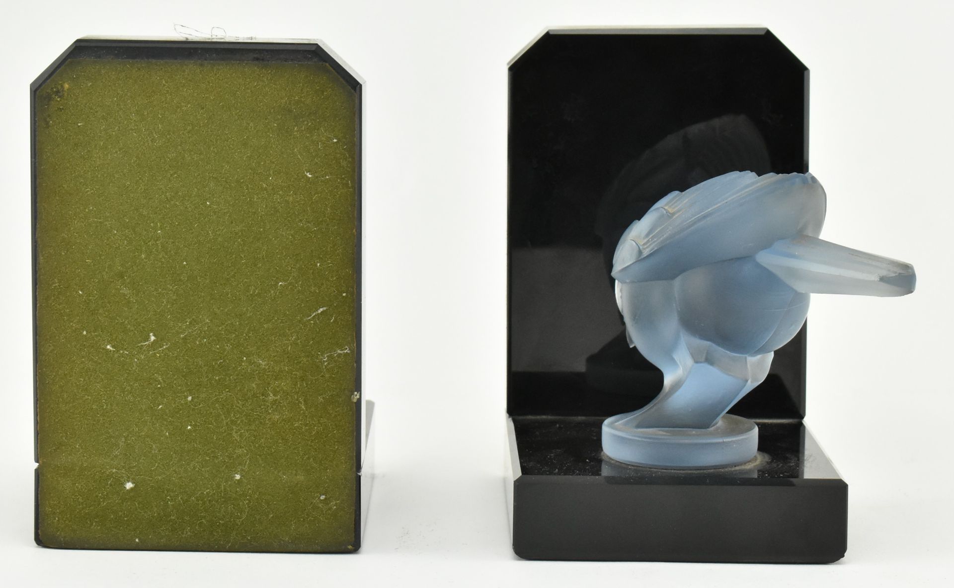 PAIR OF BELIEVED FRENCH OPALESCENT GLASS SPARROW BOOKENDS - Bild 4 aus 5