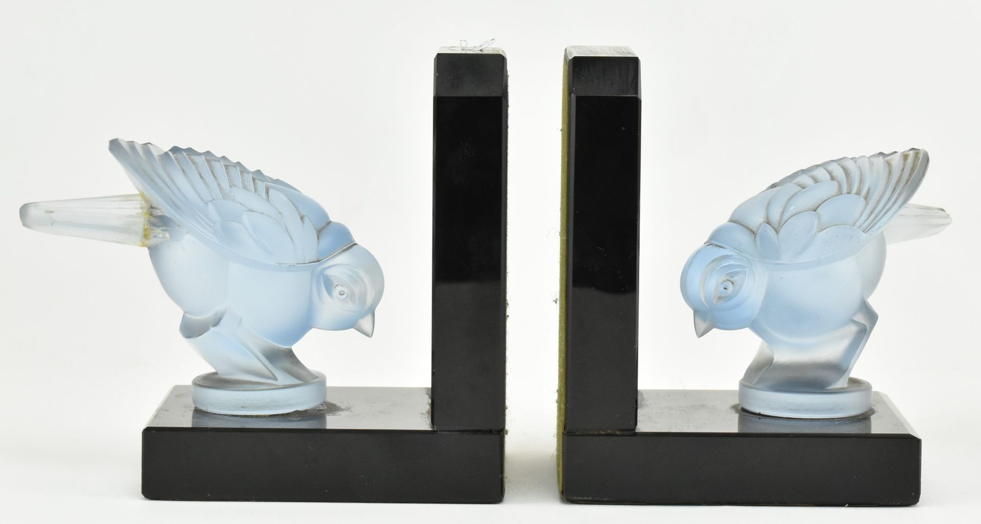 PAIR OF BELIEVED FRENCH OPALESCENT GLASS SPARROW BOOKENDS - Bild 2 aus 5