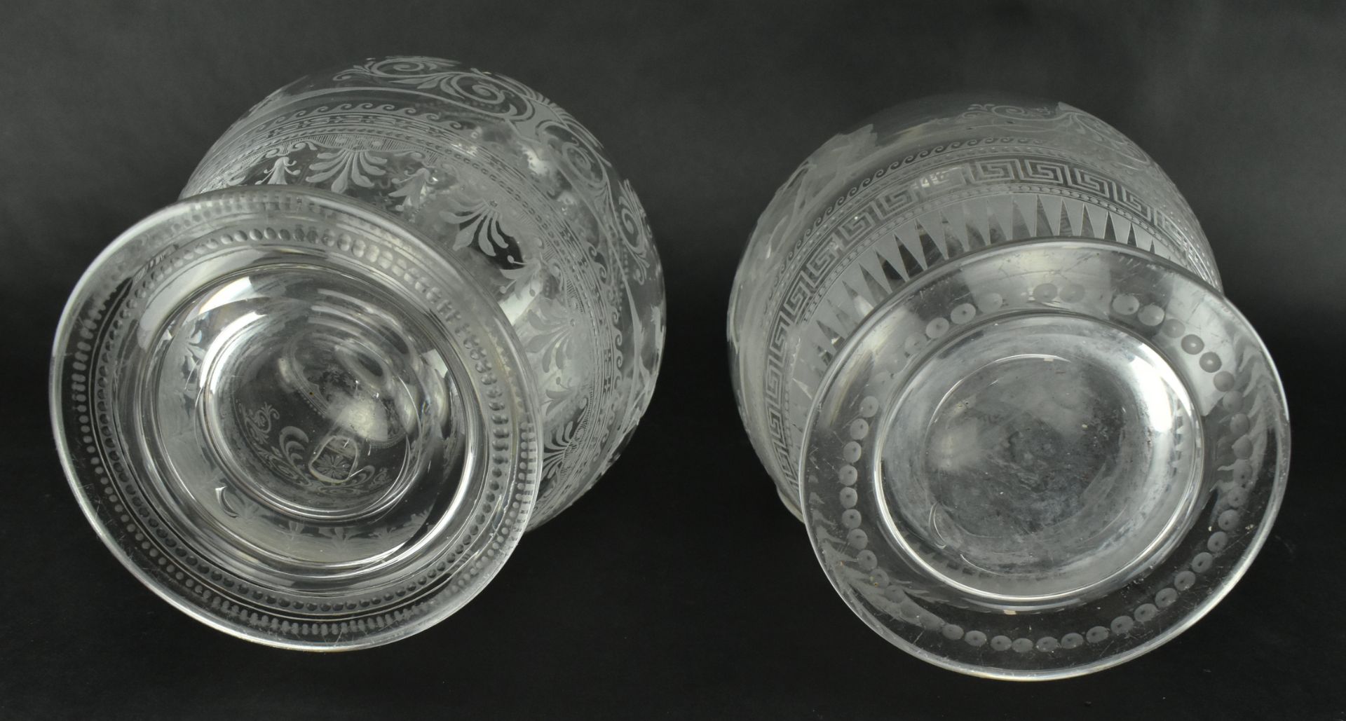 PAIR OF VICTORIAN CIRCA 1860 ENGRAVED GLASS EWERS - Bild 8 aus 8