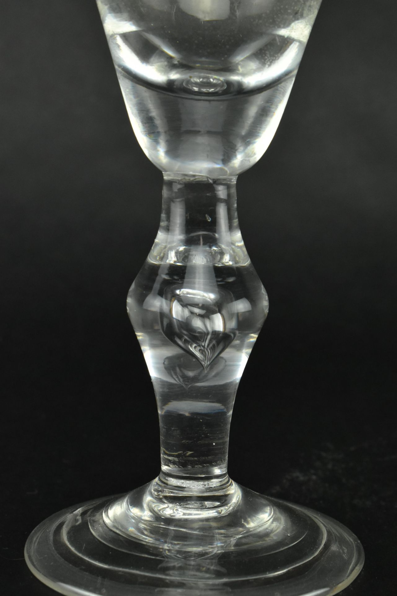 RARE 18TH CENTURY DUTCH STIPPLE ENGRAVED WINE GLASS - Bild 4 aus 8