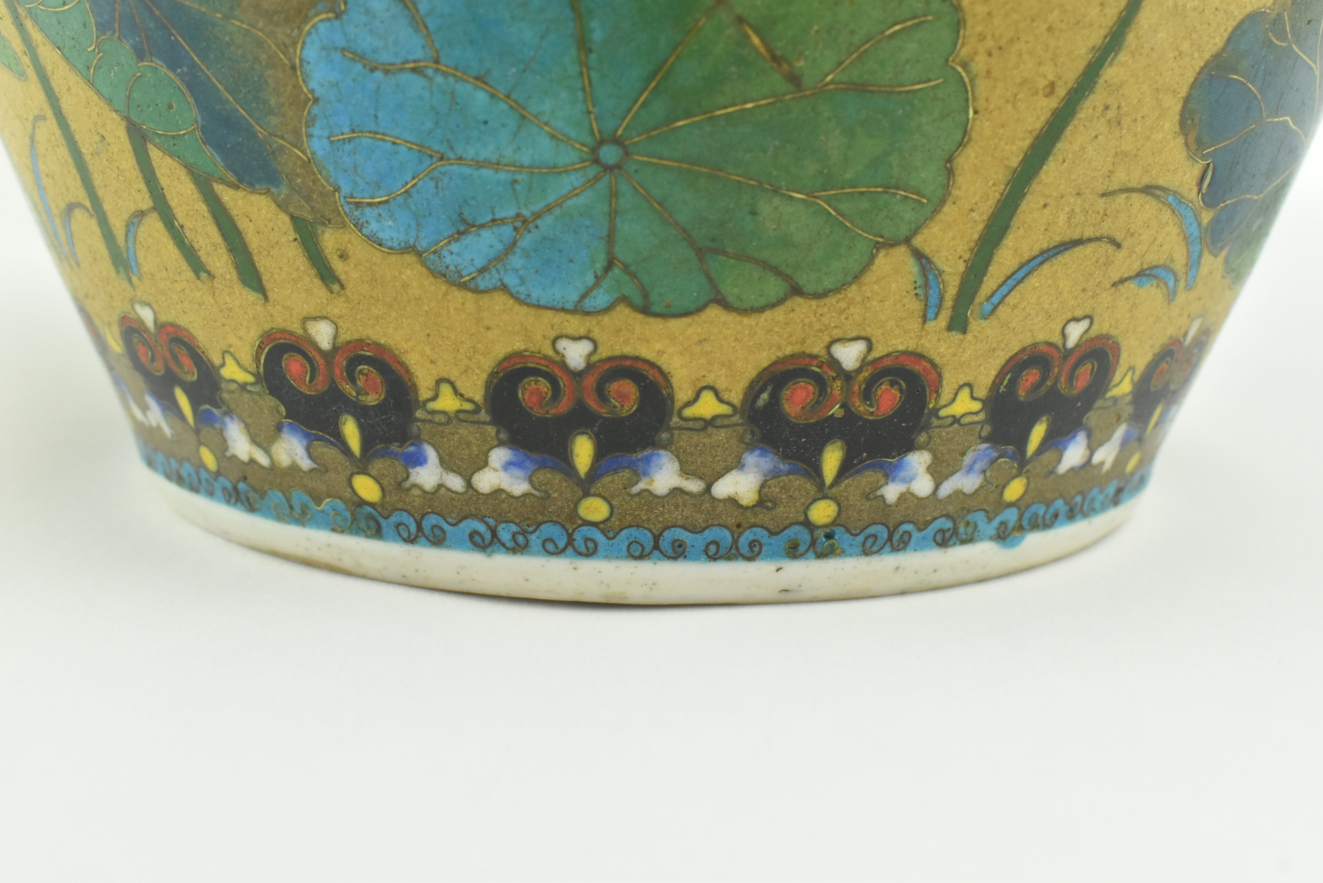 JAPANESE LATE 19TH CENTURY CHAMPLEVE CERAMIC BARREL VASE - Image 5 of 8