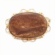 EARLY 20TH CENTURY 9CT GOLD & GOLDSTONE BROOCH PIN