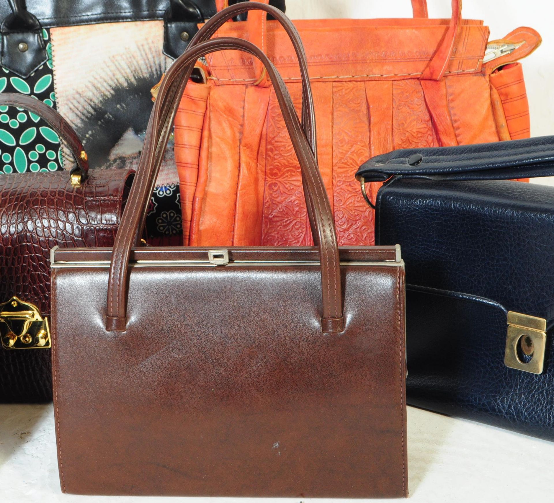 COLLECTION OF VINTAGE 20TH CENTURY HANDBAGS - Image 3 of 8