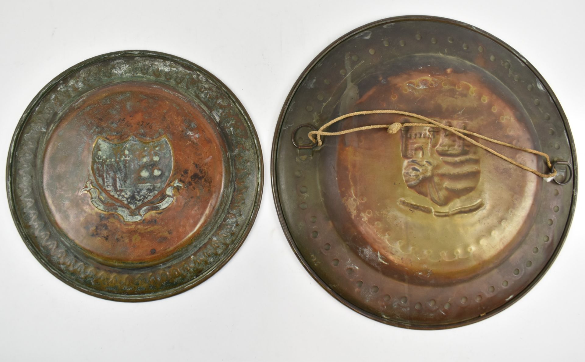 TWO 19TH CENTURY ARTS & CRAFTS STYLE BRASS BRISTOL CHARGERS - Image 5 of 5