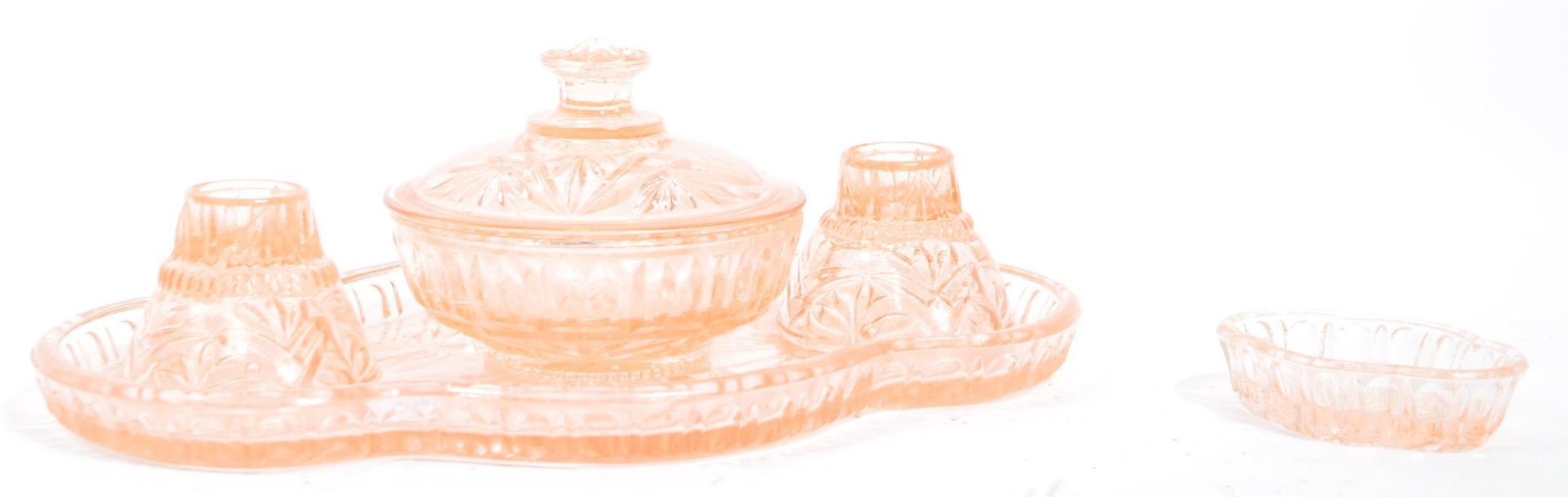 EARLY 20TH CENTURY ART DECO PEACH CUT GLASS VANITY SET - Bild 3 aus 6