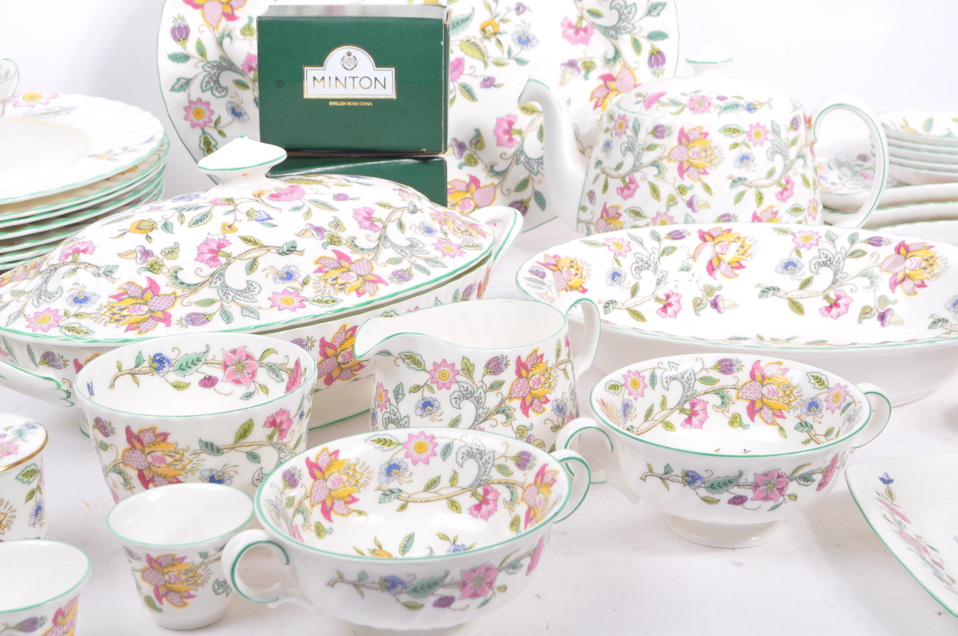 VINTAGE MINTON HADDON HALL CHINA DINNER & TEA SERVICE - Image 8 of 9