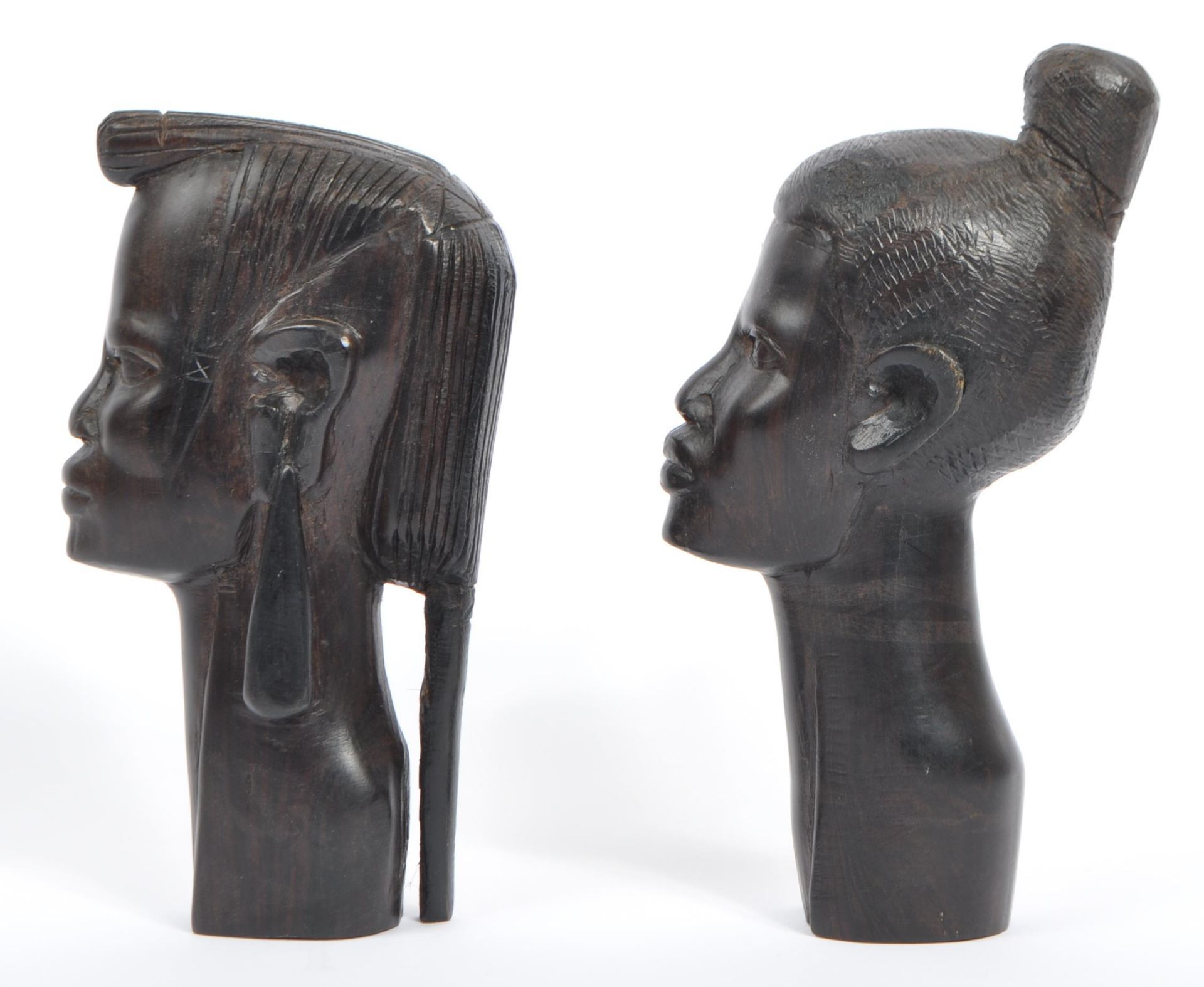 PAIR OF 20TH CENTURY AFRICAN HARDWOOD CARVED STATUES BUSTS - Bild 3 aus 5
