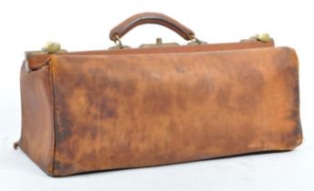 EARLY 20TH CENTURY GLADSTONE TRAVEL BAG
