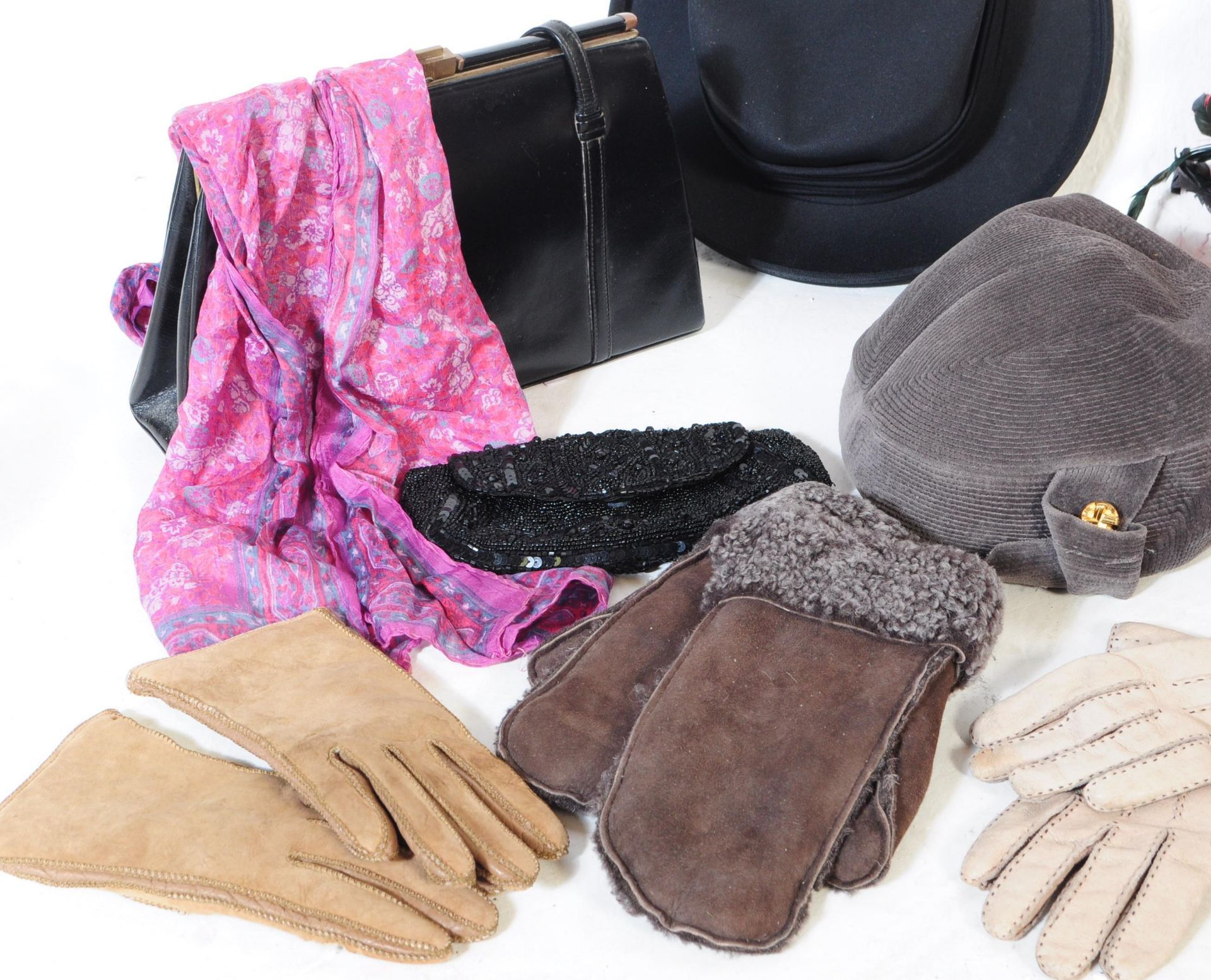COLLECTION OF VINTAGE LADIES FASHION - HATS - GLOVES - BAGS - Image 2 of 9