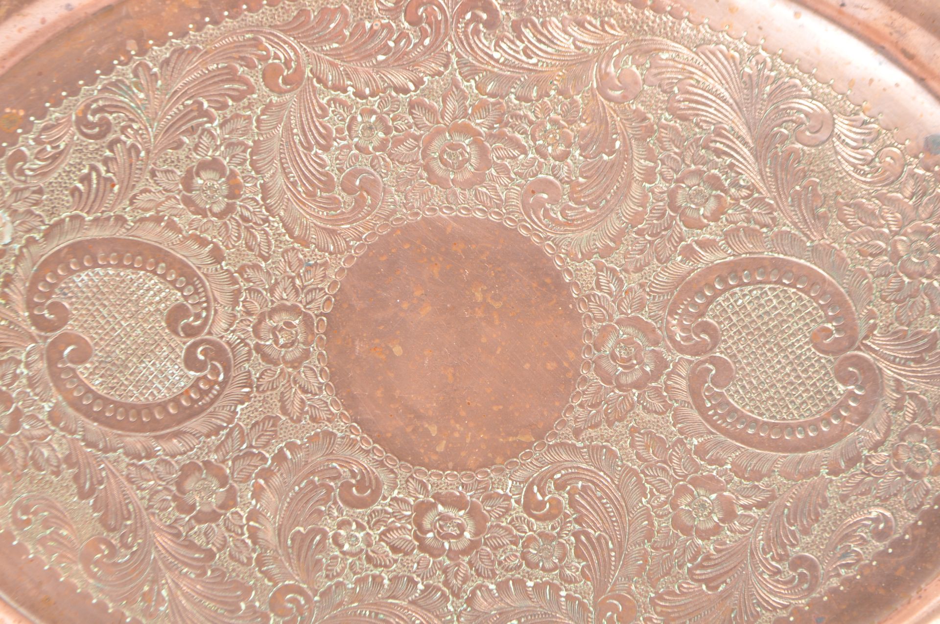 MID 20TH CENTURY OVAL INLAID ORNATE SCROLLWORK COPPER TRAY - Image 2 of 4