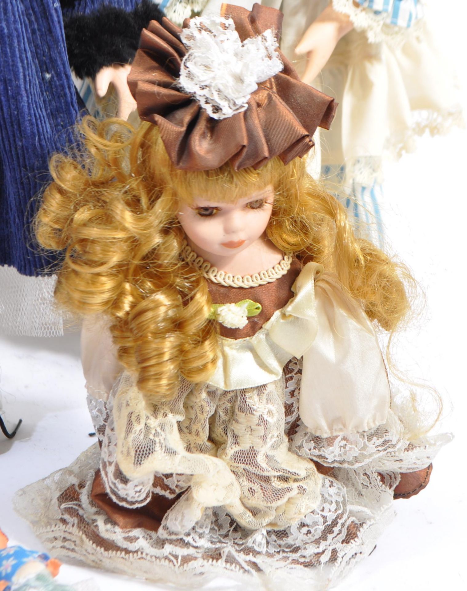 COLLECTION OF VINTAGE PORCELAIN DOLLS - Image 4 of 6