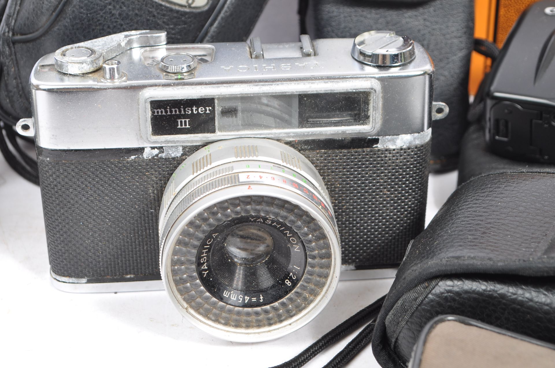 COLLECTION OF VINTAGE 20TH CENTURY FILM CAMERAS - Image 6 of 9