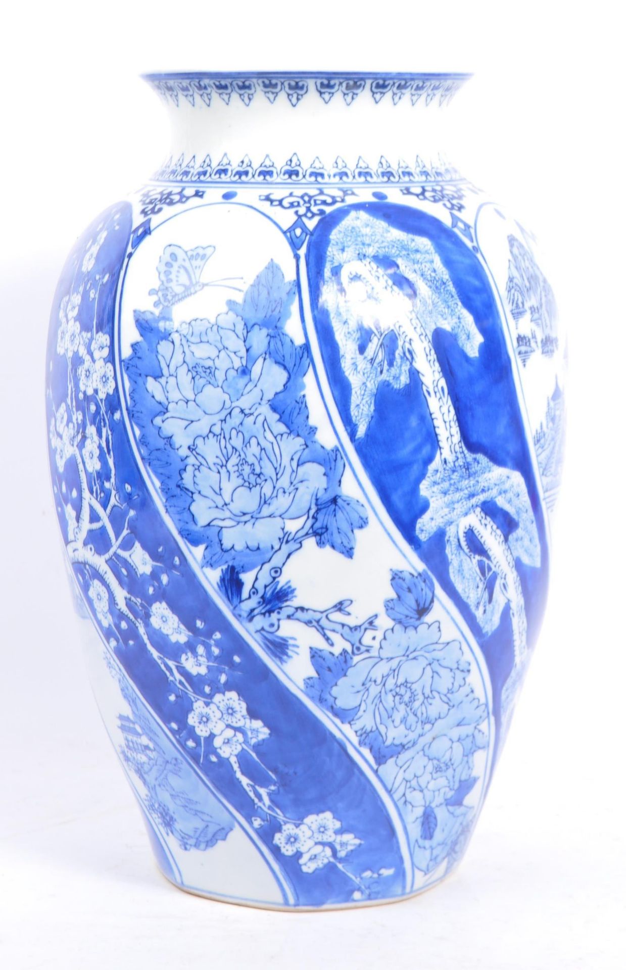 LARGE KANGXI REVIVAL BLUE & WHITE CHINESE VASE - Image 2 of 5