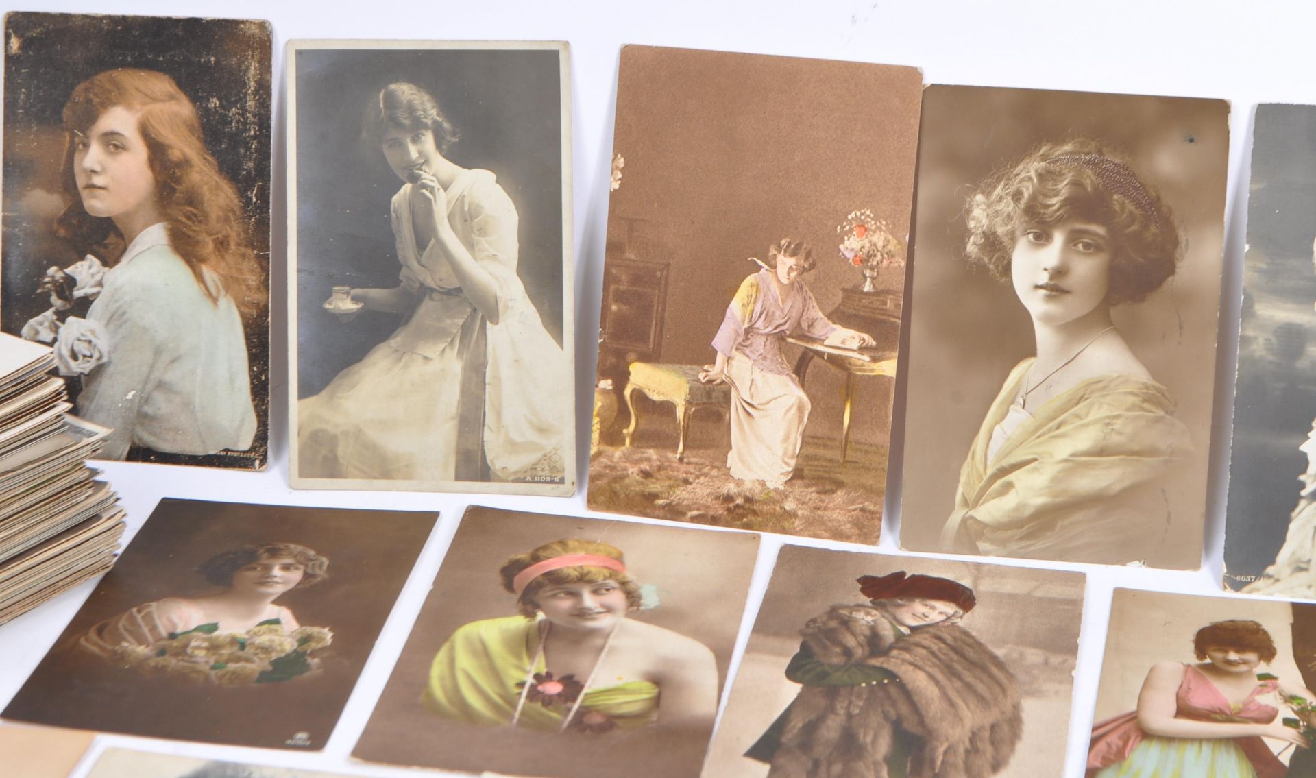 A collection of Edwardian 1920s Glamour / romance postcards. Attractive girls / beautiful young - Bild 3 aus 17