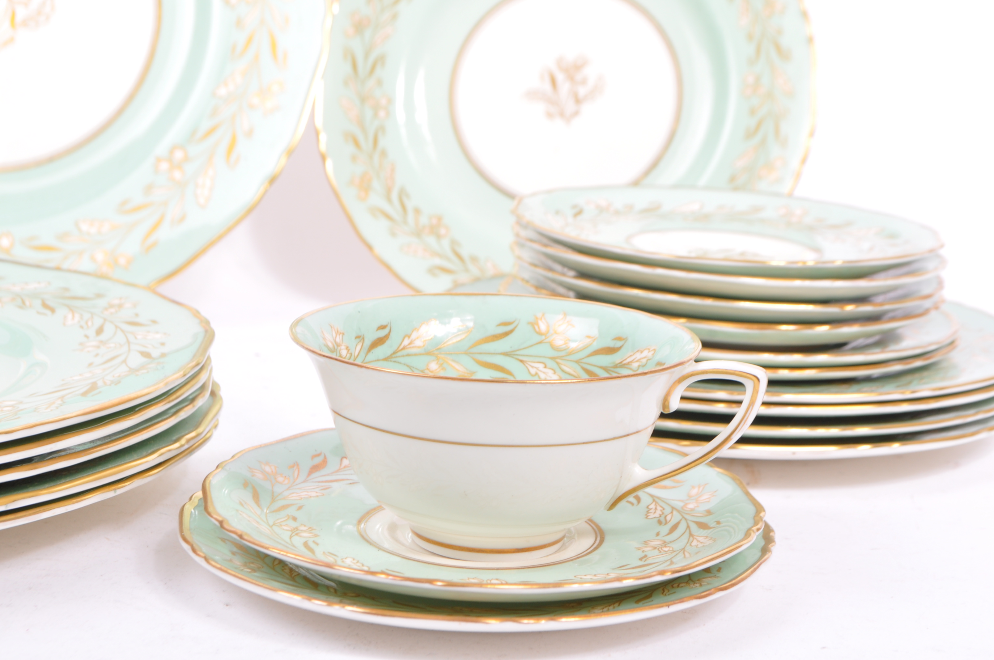 ROYAL WORCESTER 'CERES' TEA & DINNER SET - Image 2 of 8