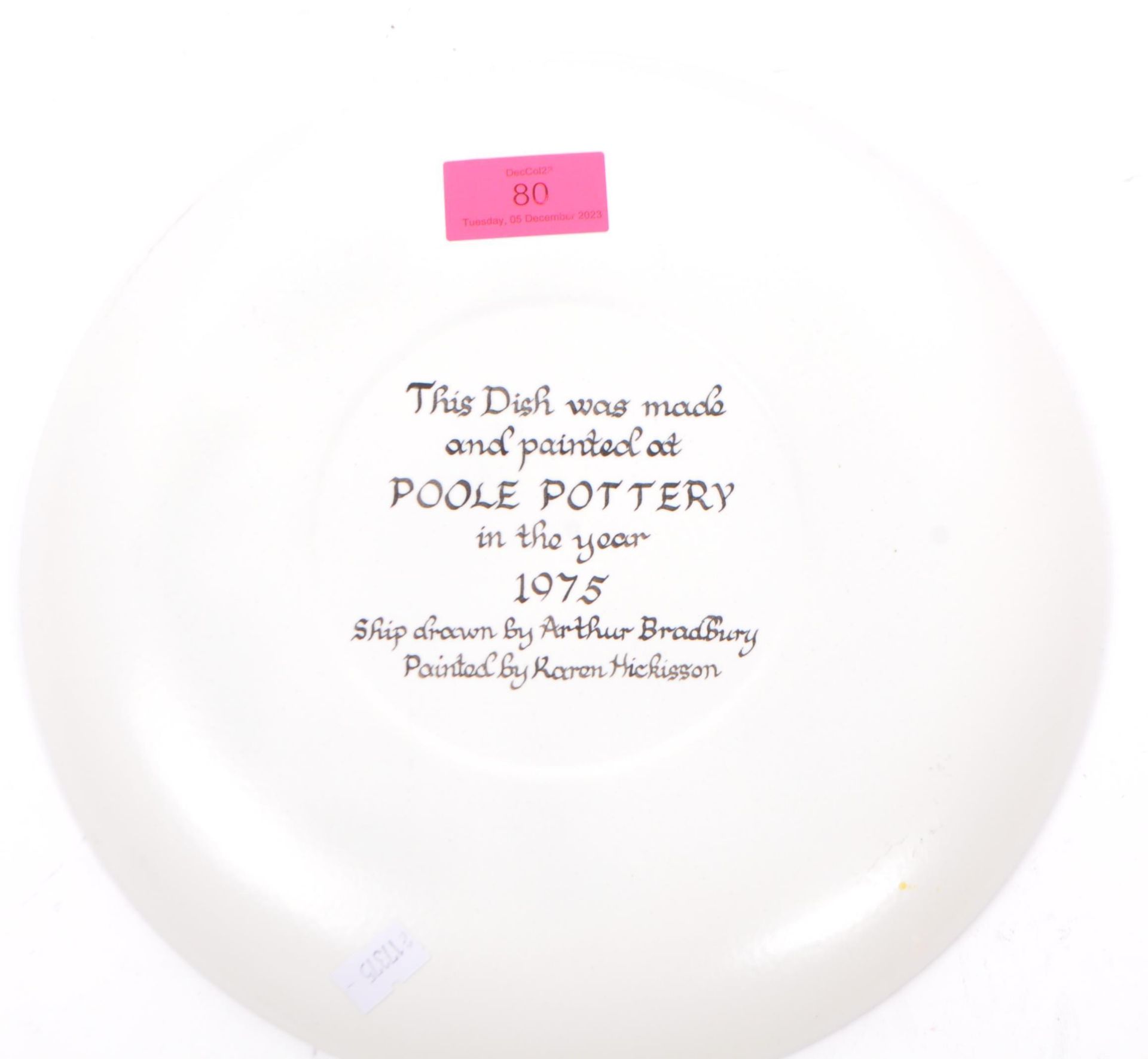 1975 CIRCULAR PLATE PAINTED BY KAREN HICKISSON FOR POOLE POTTERY - Bild 3 aus 3