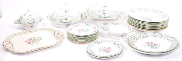 1900S WEDGWOOD IMPERIAL 'LOUVRE' PORCELAIN DINNER SERVICE