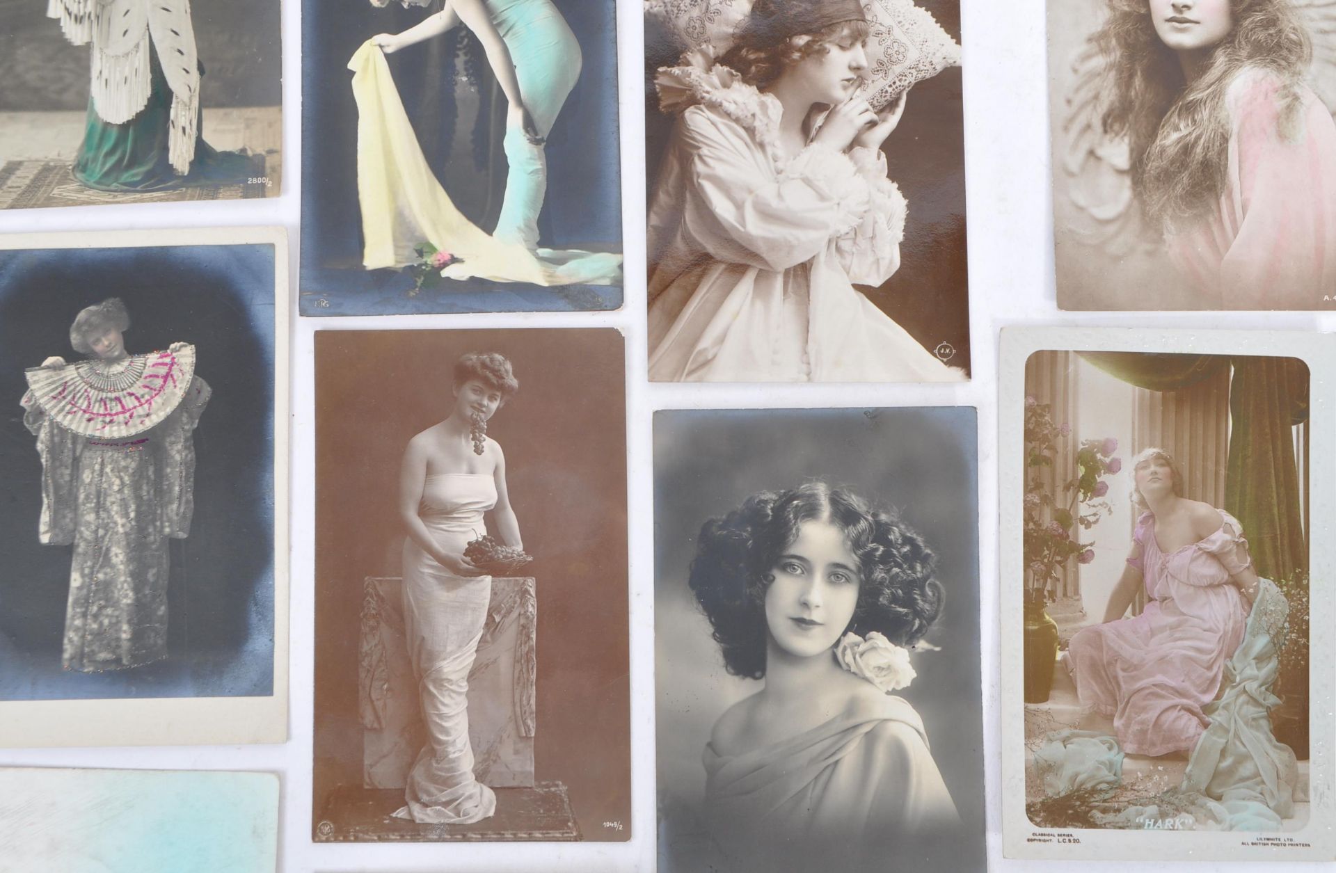 A collection of Edwardian 1920s Glamour / romance postcards. Attractive girls / beautiful young - Bild 11 aus 17