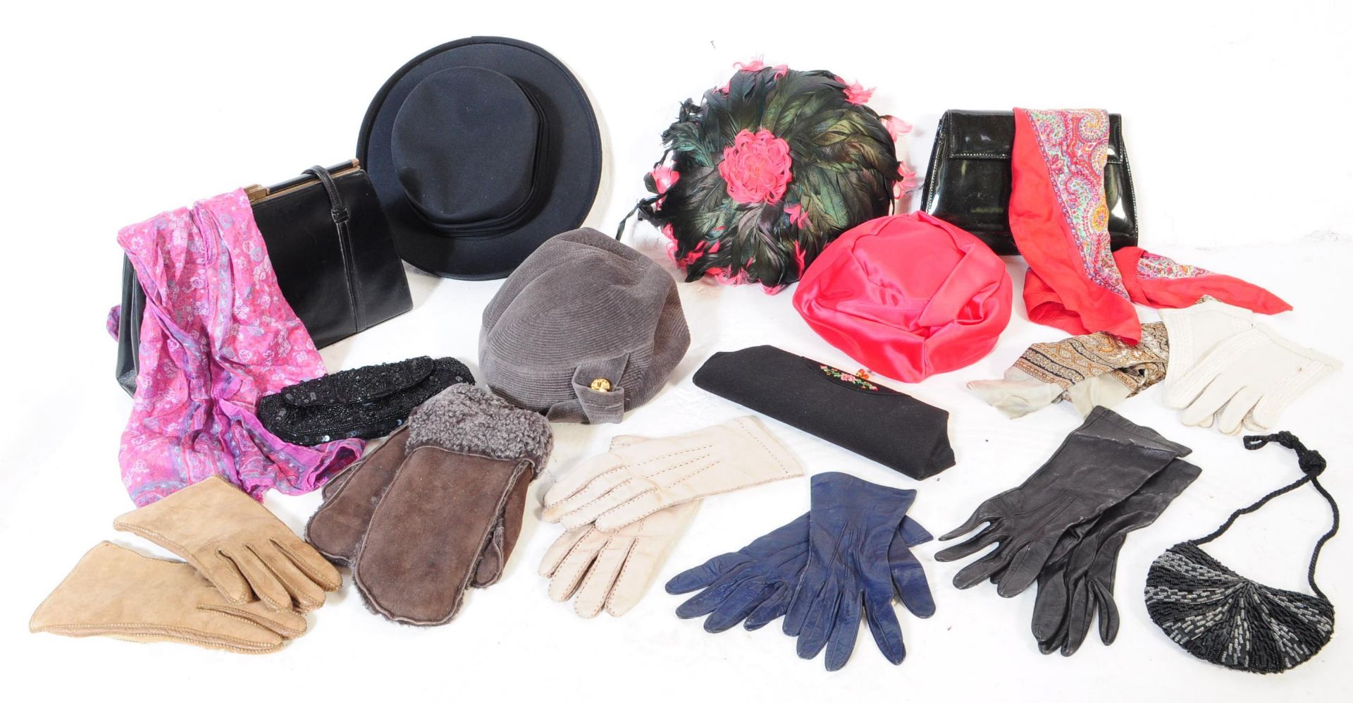 COLLECTION OF VINTAGE LADIES FASHION - HATS - GLOVES - BAGS