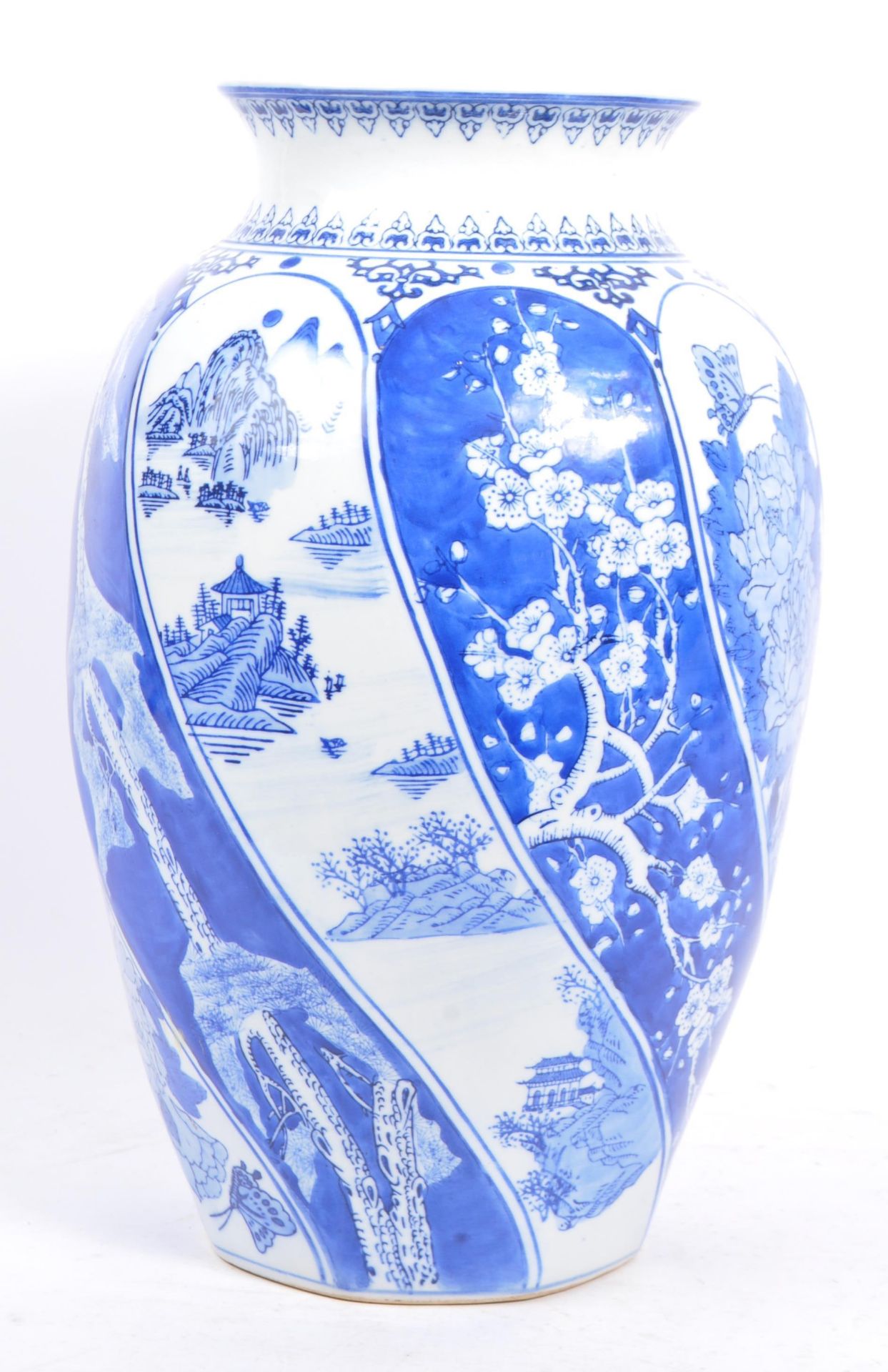 LARGE KANGXI REVIVAL BLUE & WHITE CHINESE VASE - Image 3 of 5