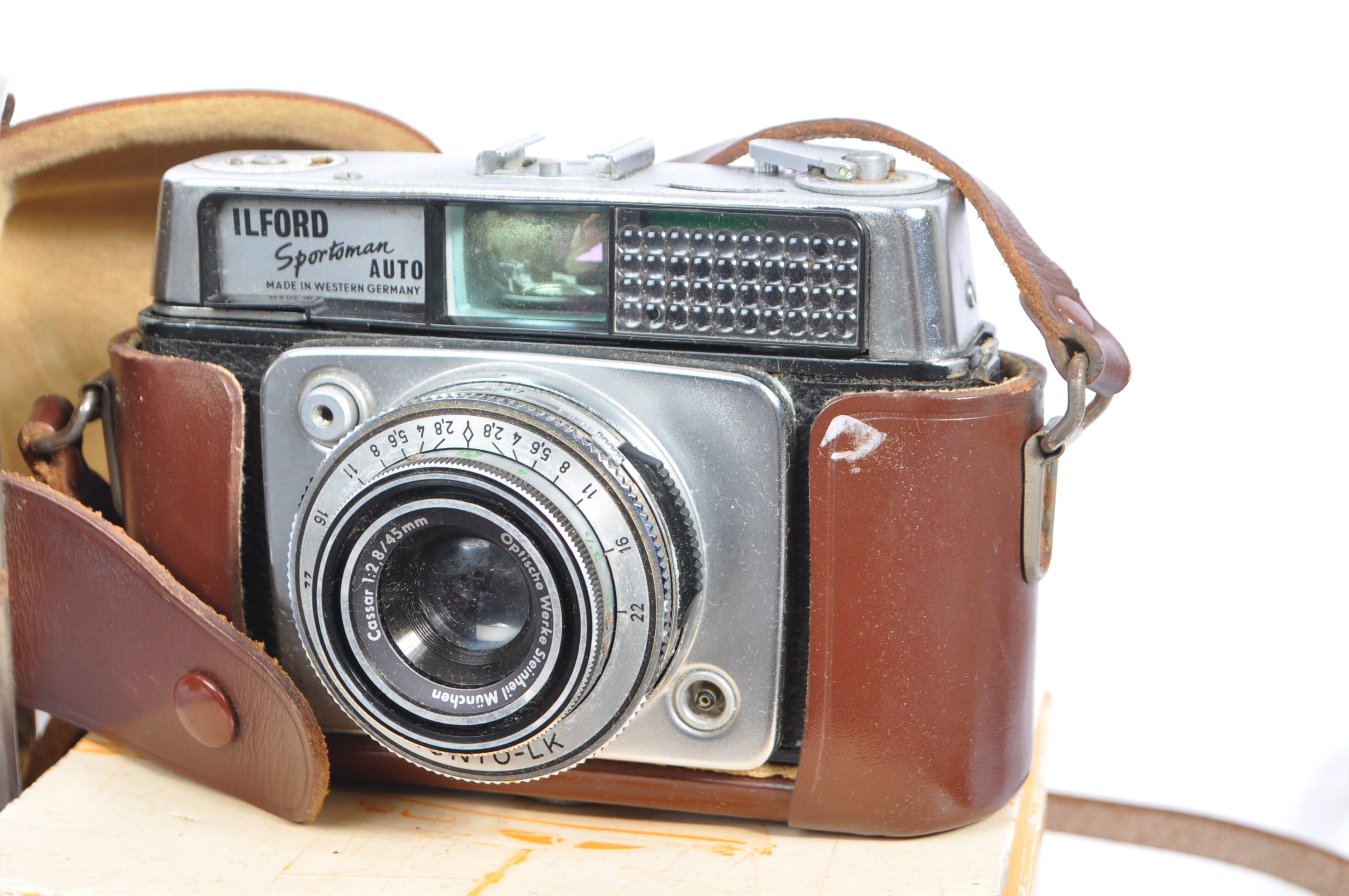 COLLECTION OF VINTAGE 20TH CENTURY FILM CAMERAS - Image 8 of 9