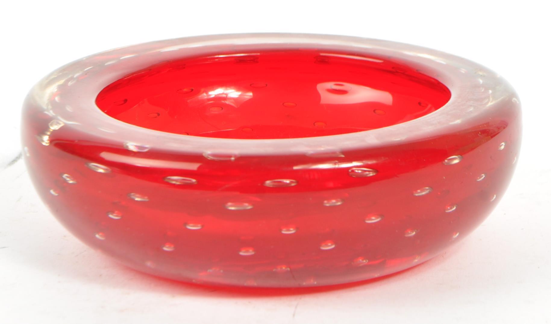 WHITEFRIARS RUBY CONTROL BUBBLE DISH & IOW GLASS BOWL - Image 4 of 5