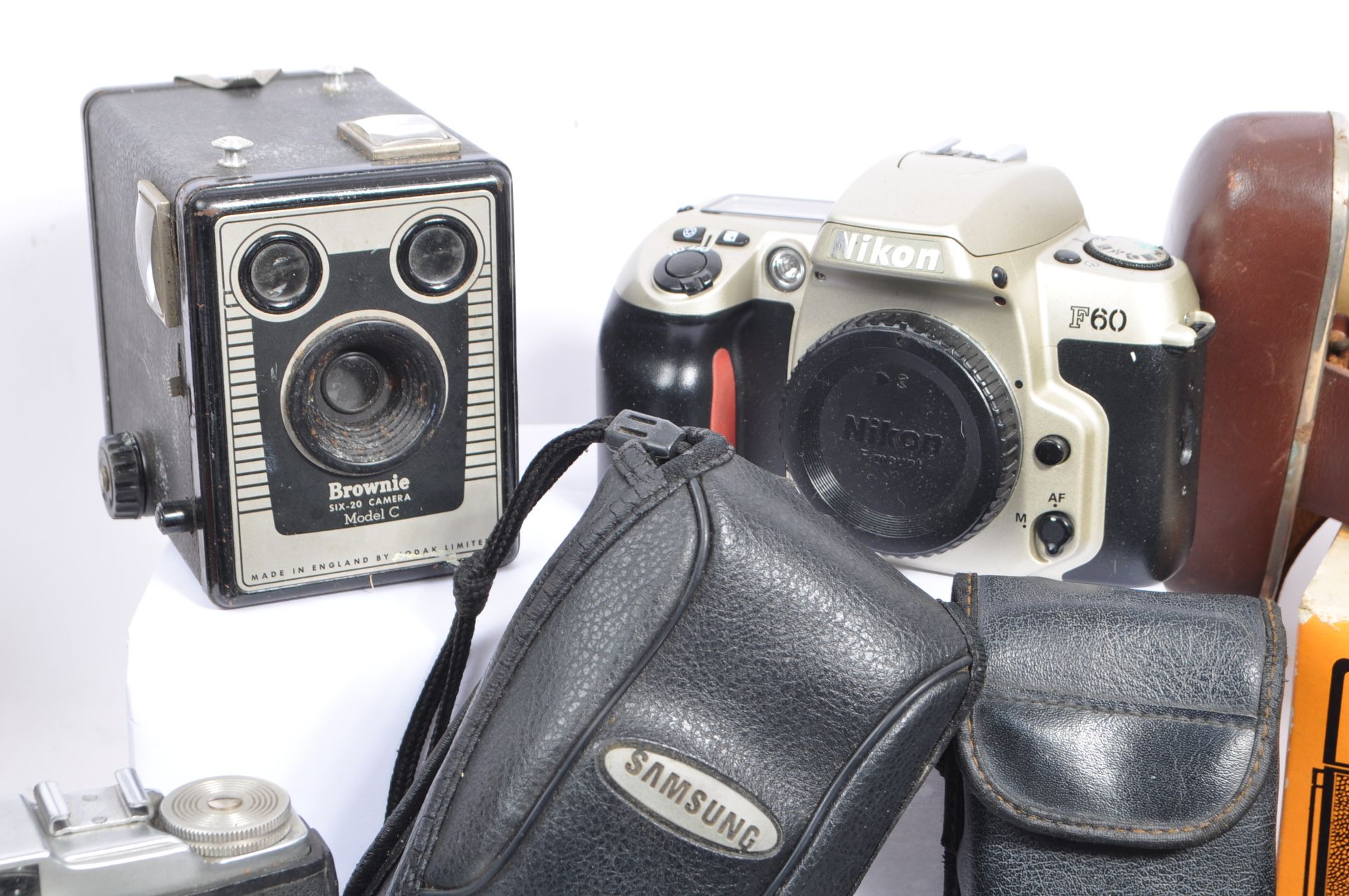 COLLECTION OF VINTAGE 20TH CENTURY FILM CAMERAS - Image 7 of 9