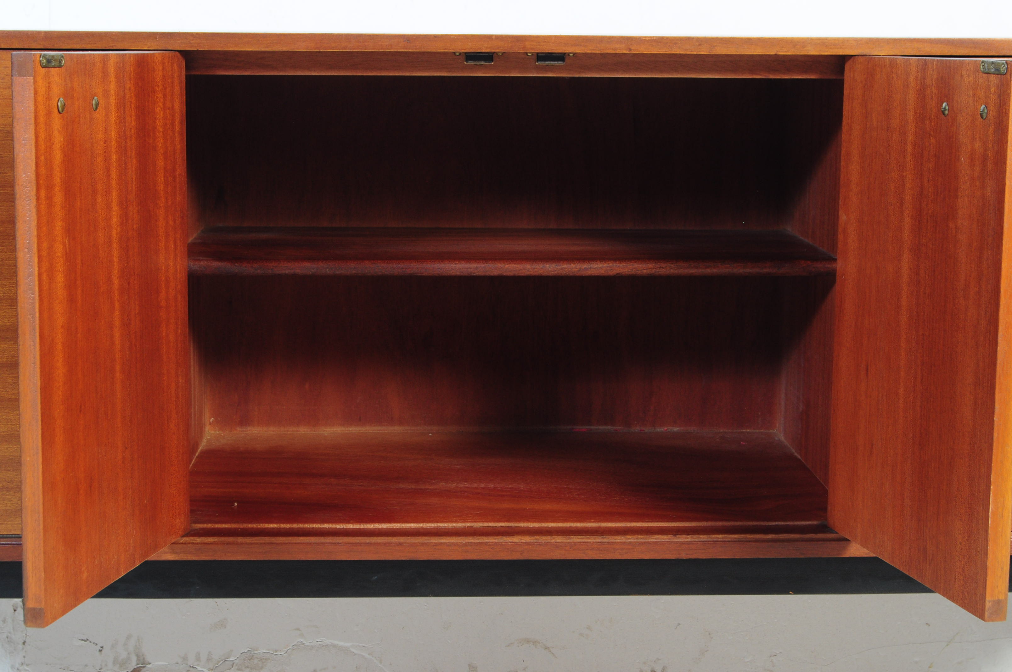 RETRO MID 20TH CENTURY TEAK VENEERED NATHAN SIDEBOARD - Image 3 of 5