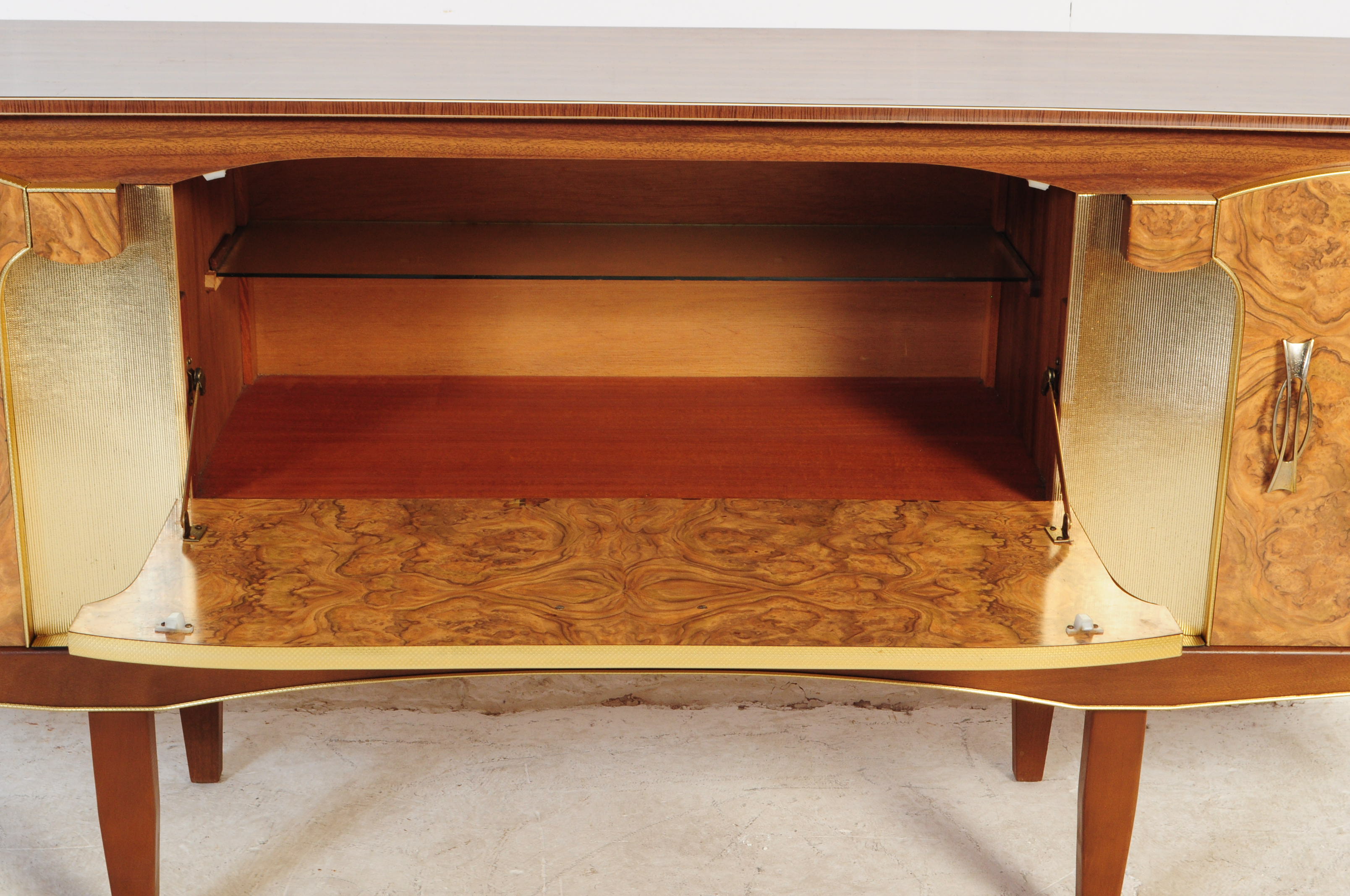 MID 20TH CENTURY BEAUTILITY WALNUT FORMICA SIDEBOARD - Image 6 of 8