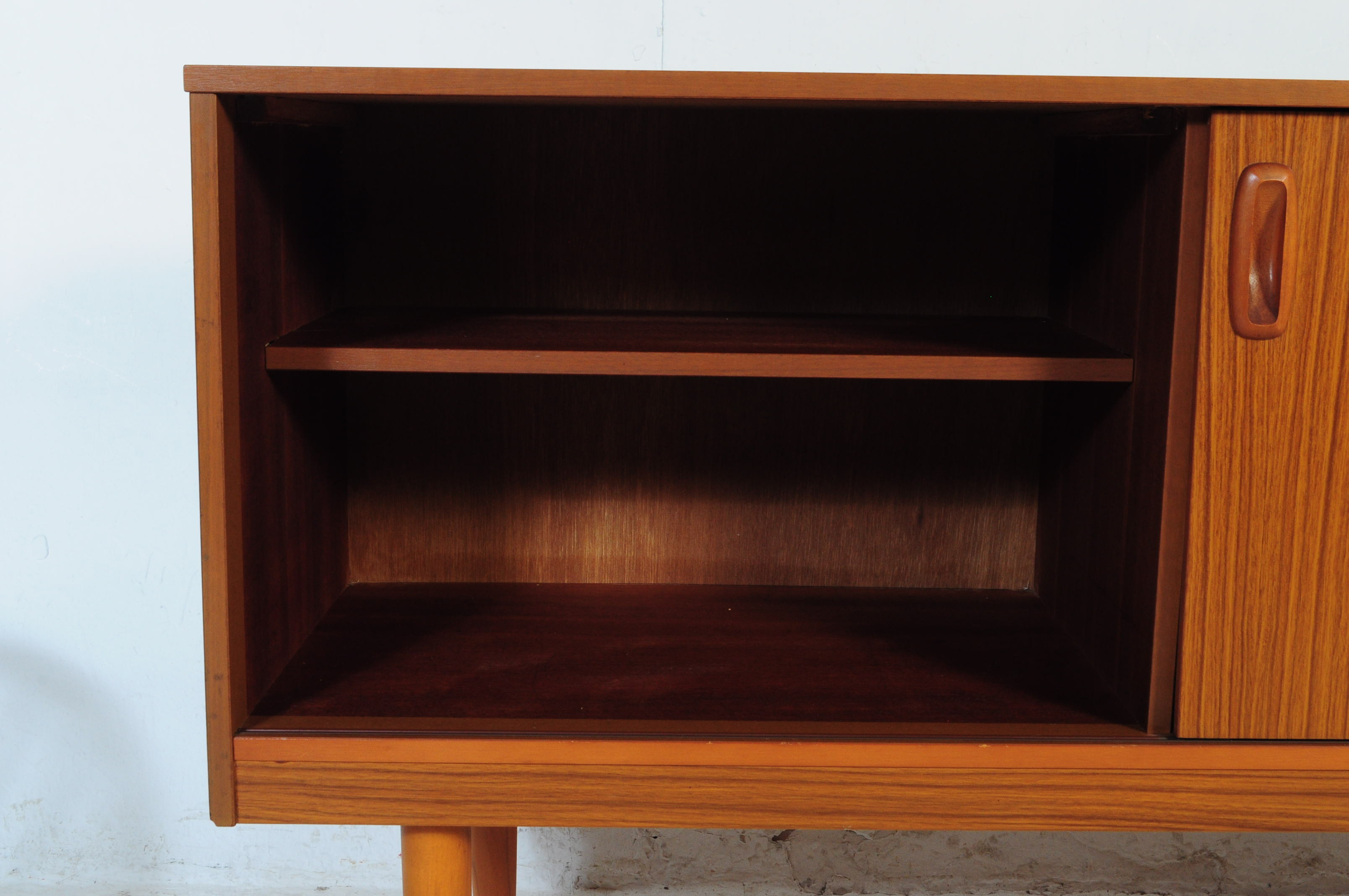 RETRO MID 20TH CENTURY TEAK SIDEBOARD CREDENZA - Image 3 of 7