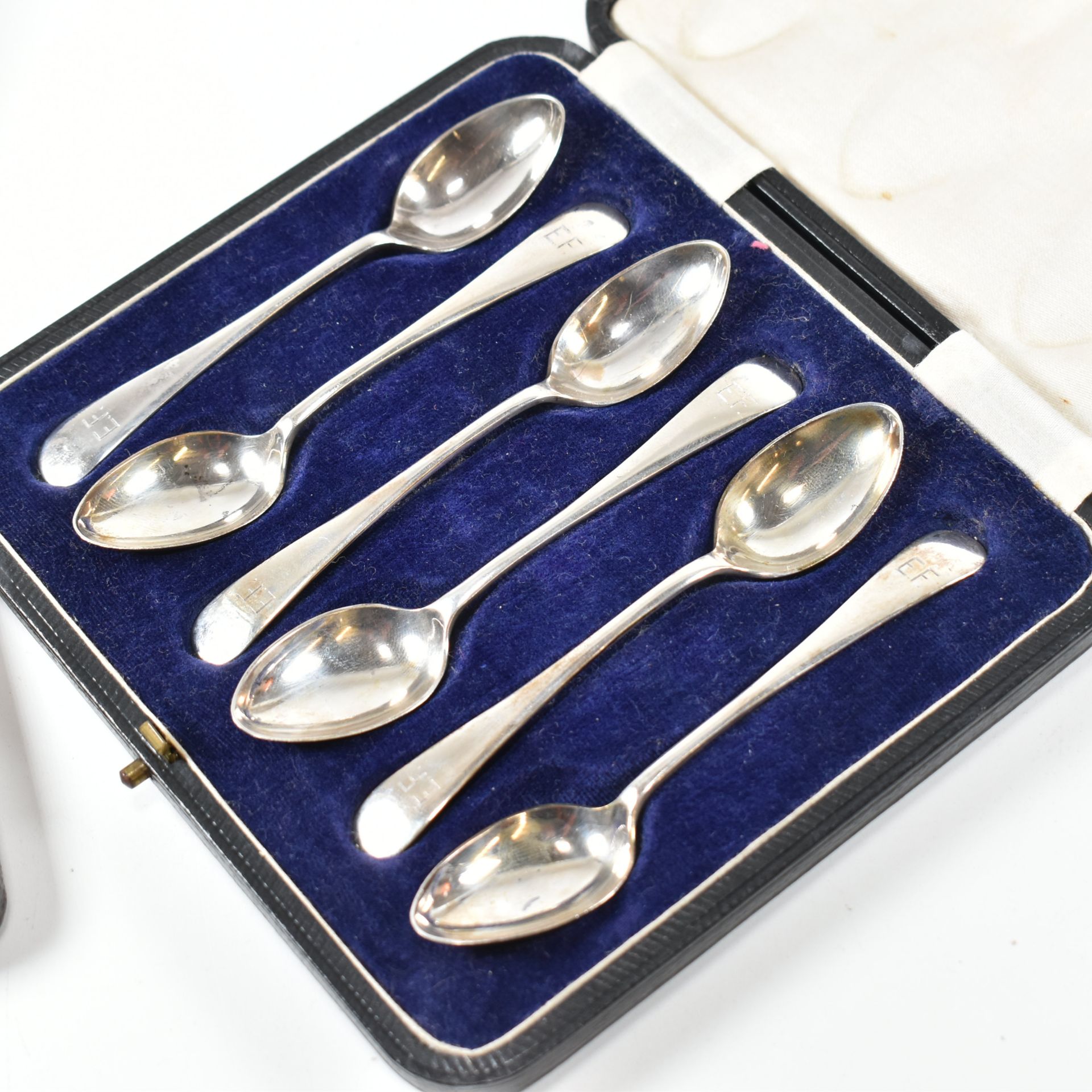 TWO CASED SETS OF GEORGE V HALLMARKED SILVER SPOONS - Image 5 of 10